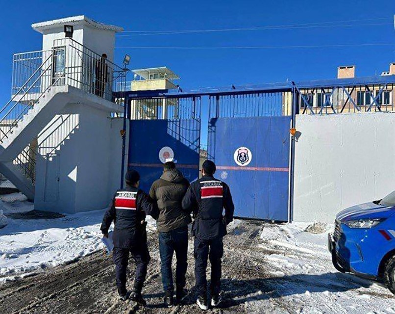 30 suç kaydı olan dolandırıcı yakalandı
30 suç kaydı olan dolandırıcı yakalandı