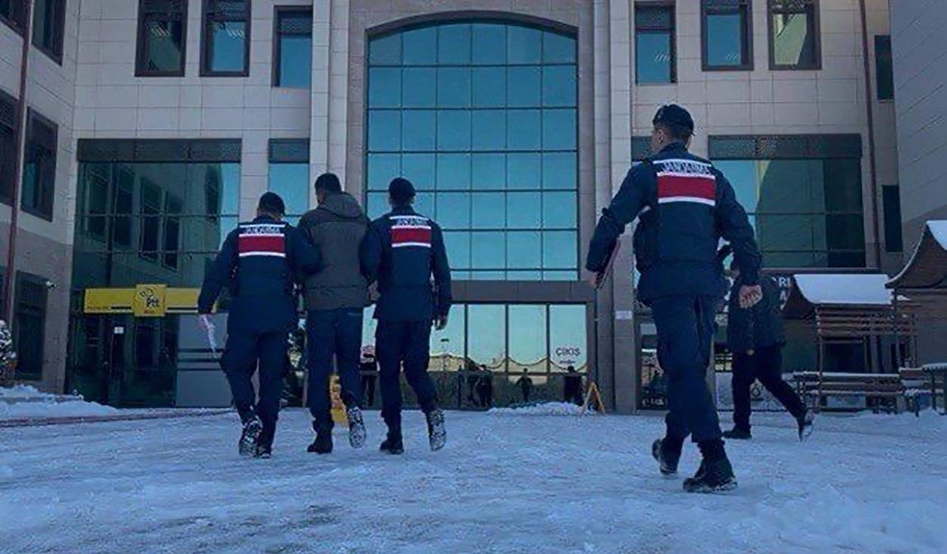 30 suç kaydı olan dolandırıcı yakalandı
30 suç kaydı olan dolandırıcı yakalandı