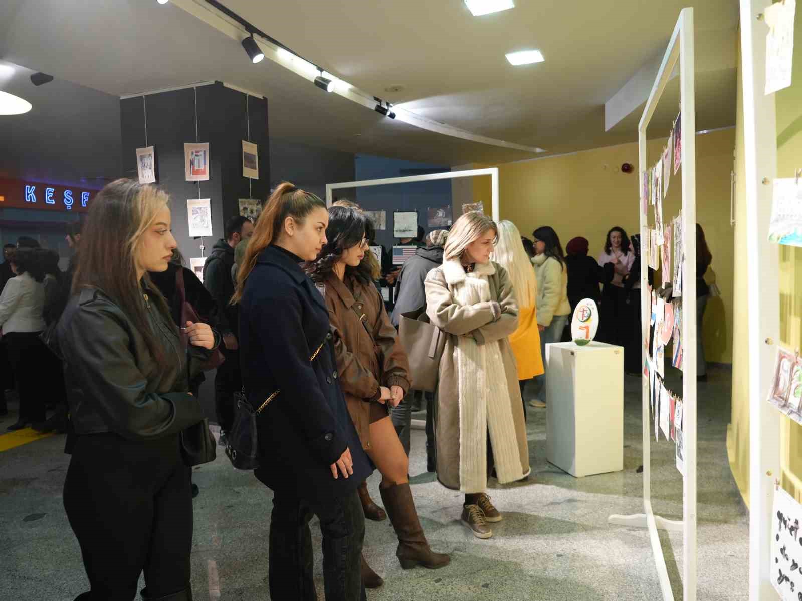 30 ülkeden 350 sanatçı posta sanatıyla "asrın felaketi"ni anlattı
