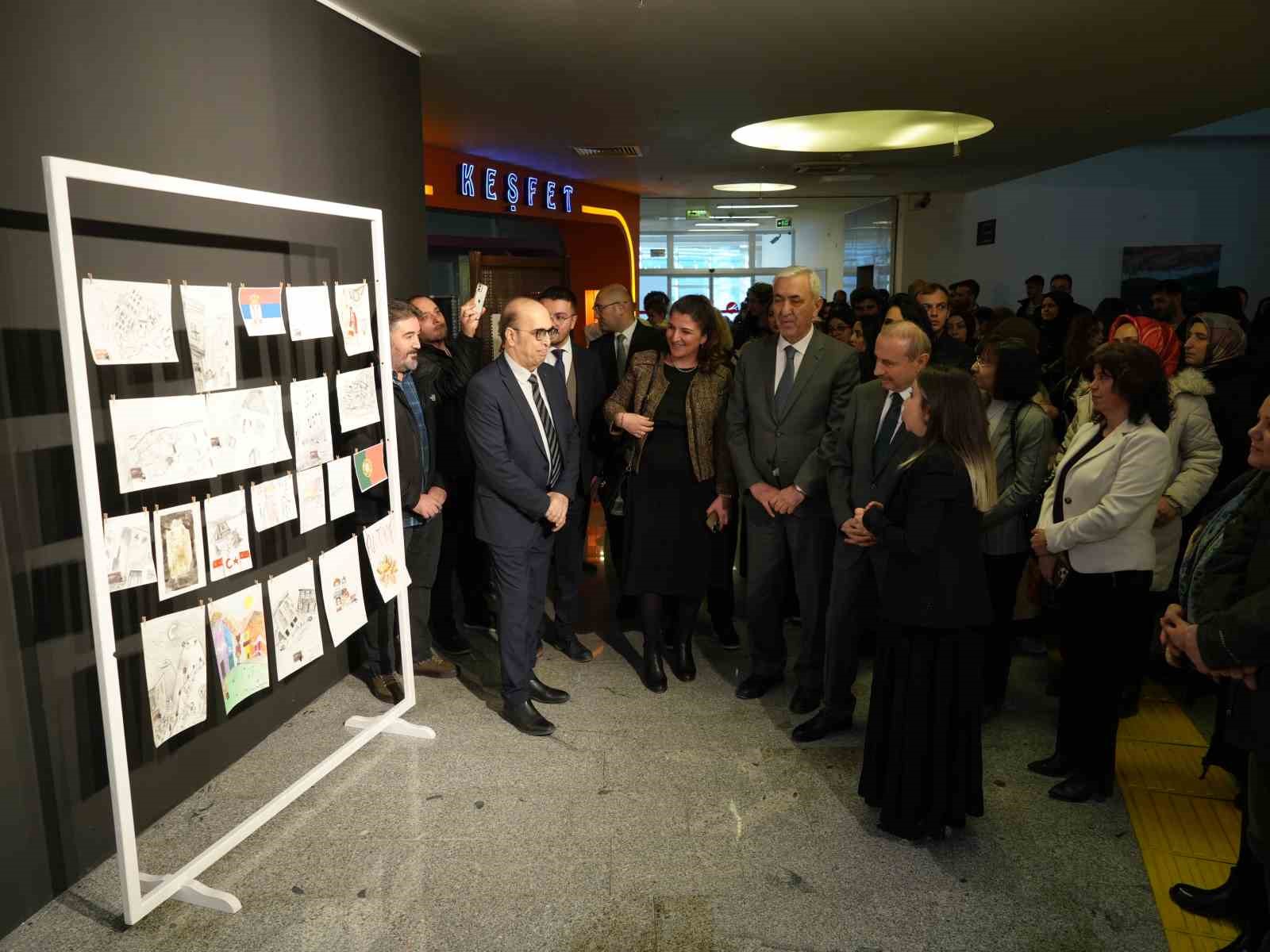 30 ülkeden 350 sanatçı posta sanatıyla "asrın felaketi"ni anlattı
