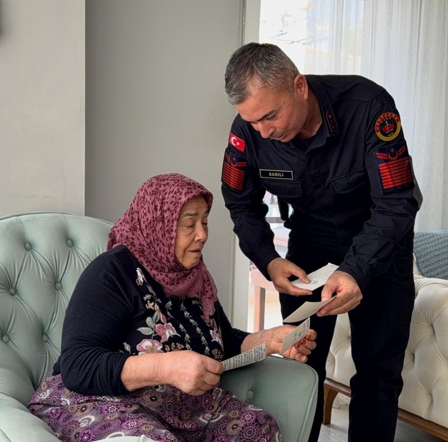 30 yıl önce şehit olan askerin silah arkadaşından şehit annesine duygulandıran ziyaret
30 yıl önce şehit olan askerin silah arkadaşından şehit annesine duygulandıran ziyaret