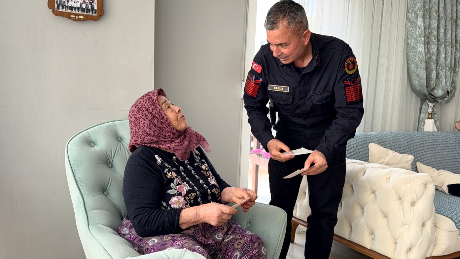 30 yıl önce şehit olan askerin silah arkadaşından şehit annesine duygulandıran ziyaret
30 yıl önce şehit olan askerin silah arkadaşından şehit annesine duygulandıran ziyaret