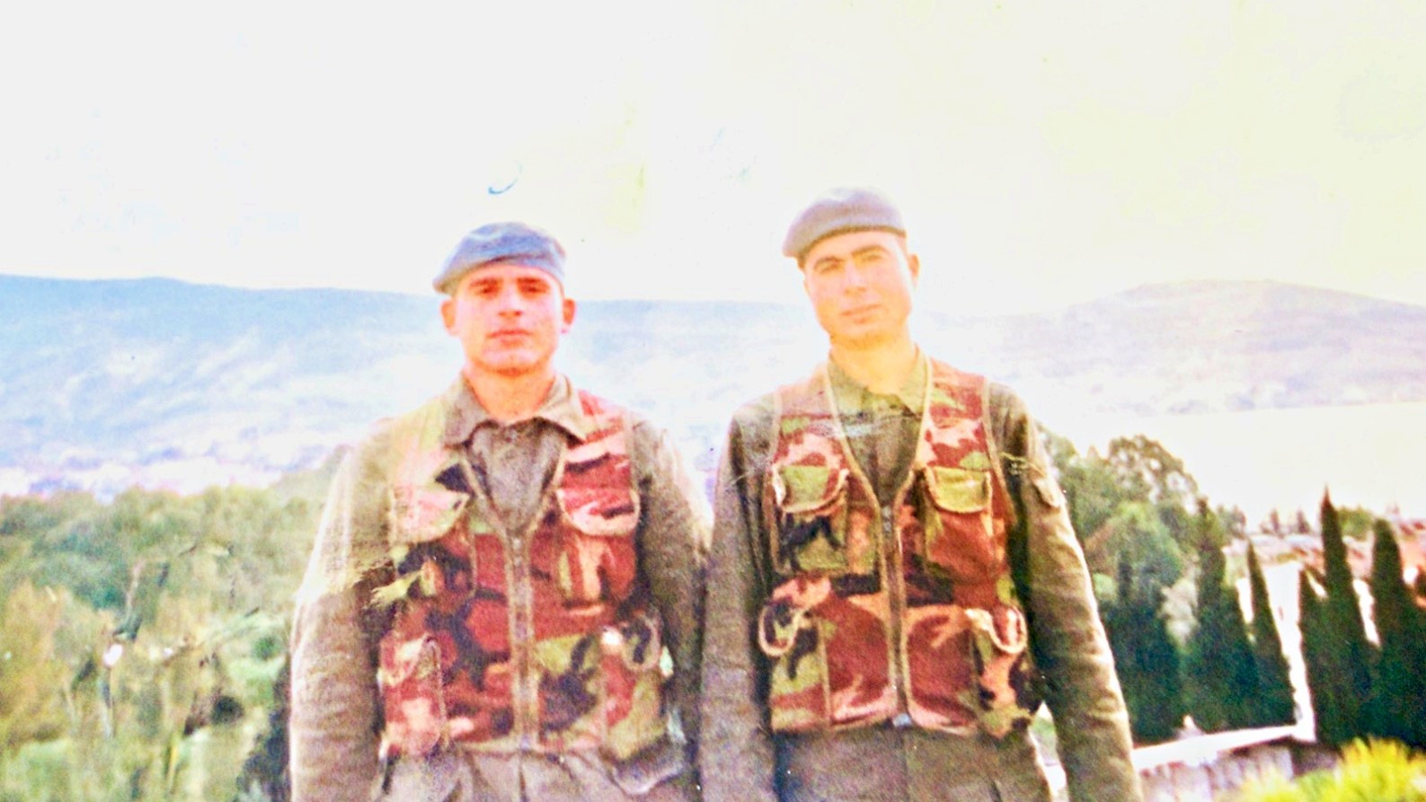 30 yıl önce şehit olan askerin silah arkadaşından şehit annesine duygulandıran ziyaret
30 yıl önce şehit olan askerin silah arkadaşından şehit annesine duygulandıran ziyaret