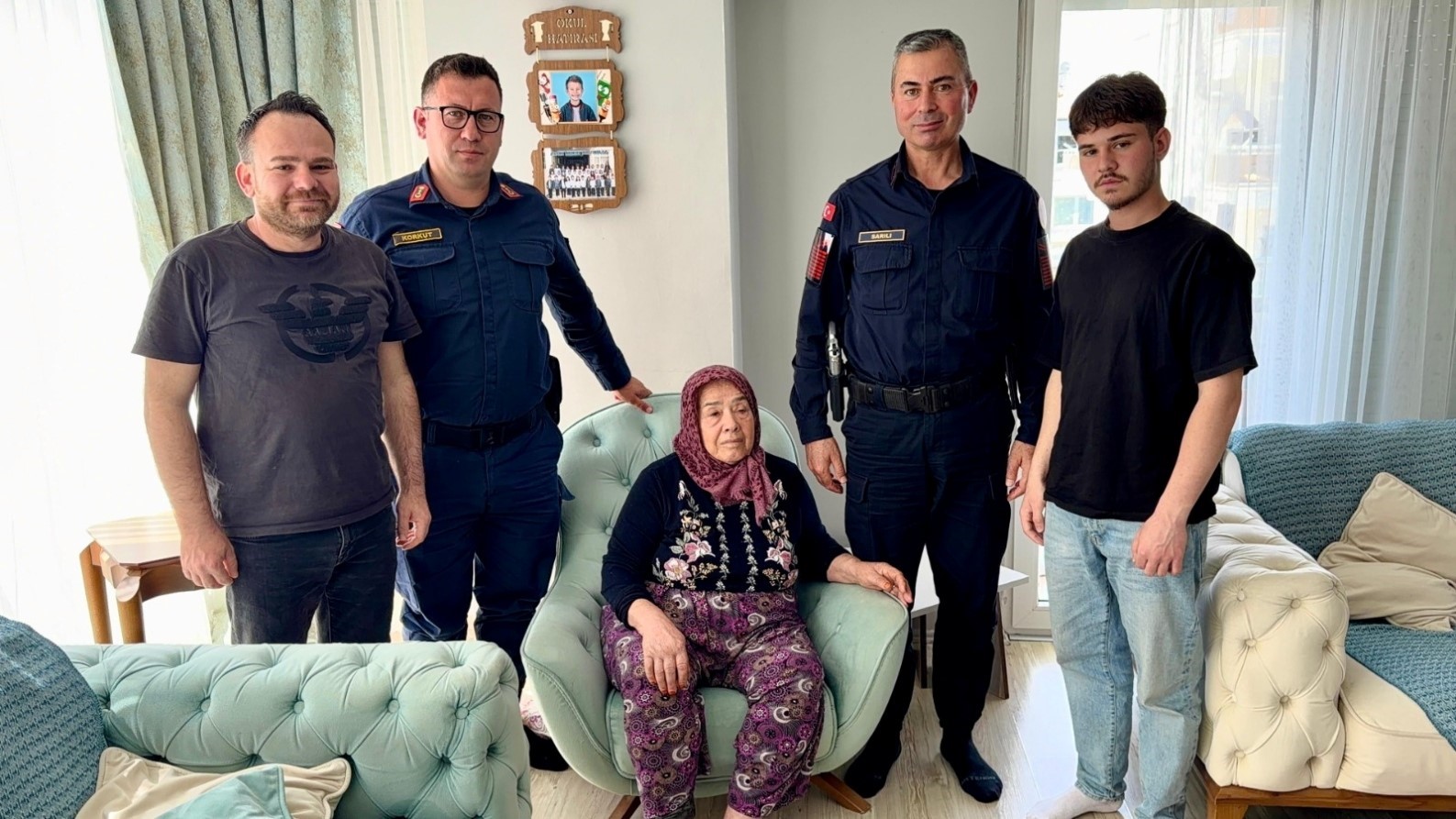 30 yıl önce şehit olan askerin silah arkadaşından şehit annesine duygulandıran ziyaret
30 yıl önce şehit olan askerin silah arkadaşından şehit annesine duygulandıran ziyaret