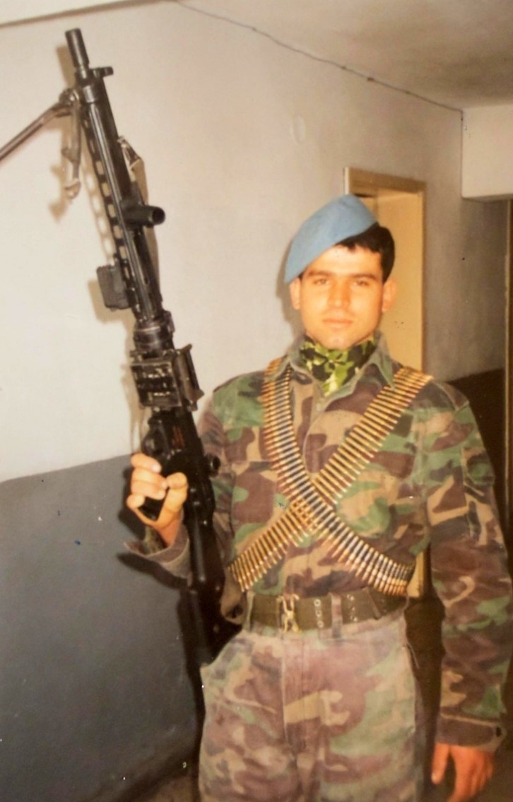 30 yıl önce şehit olan askerin silah arkadaşından şehit annesine duygulandıran ziyaret
30 yıl önce şehit olan askerin silah arkadaşından şehit annesine duygulandıran ziyaret