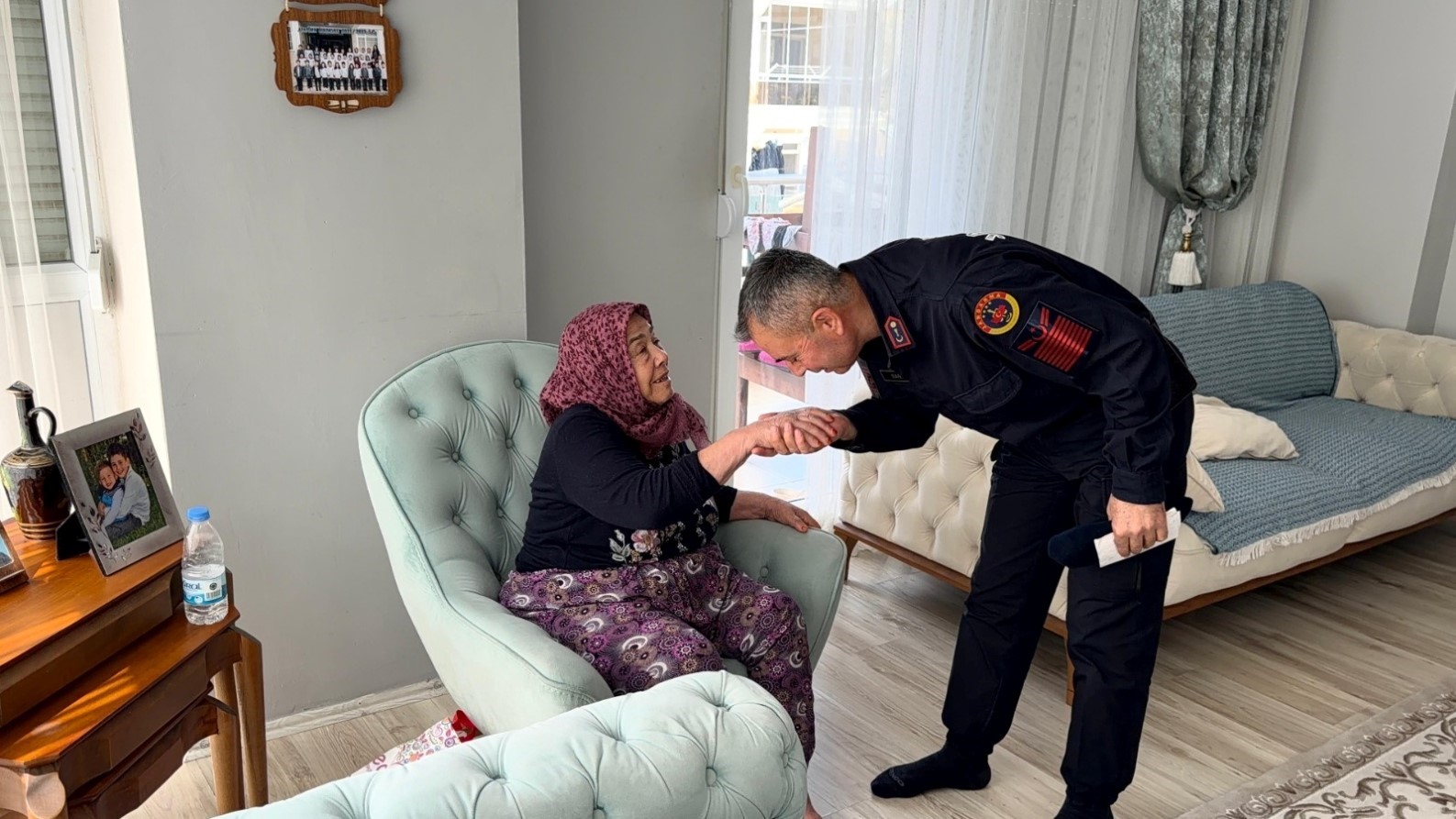 30 yıl önce şehit olan askerin silah arkadaşından şehit annesine duygulandıran ziyaret
30 yıl önce şehit olan askerin silah arkadaşından şehit annesine duygulandıran ziyaret