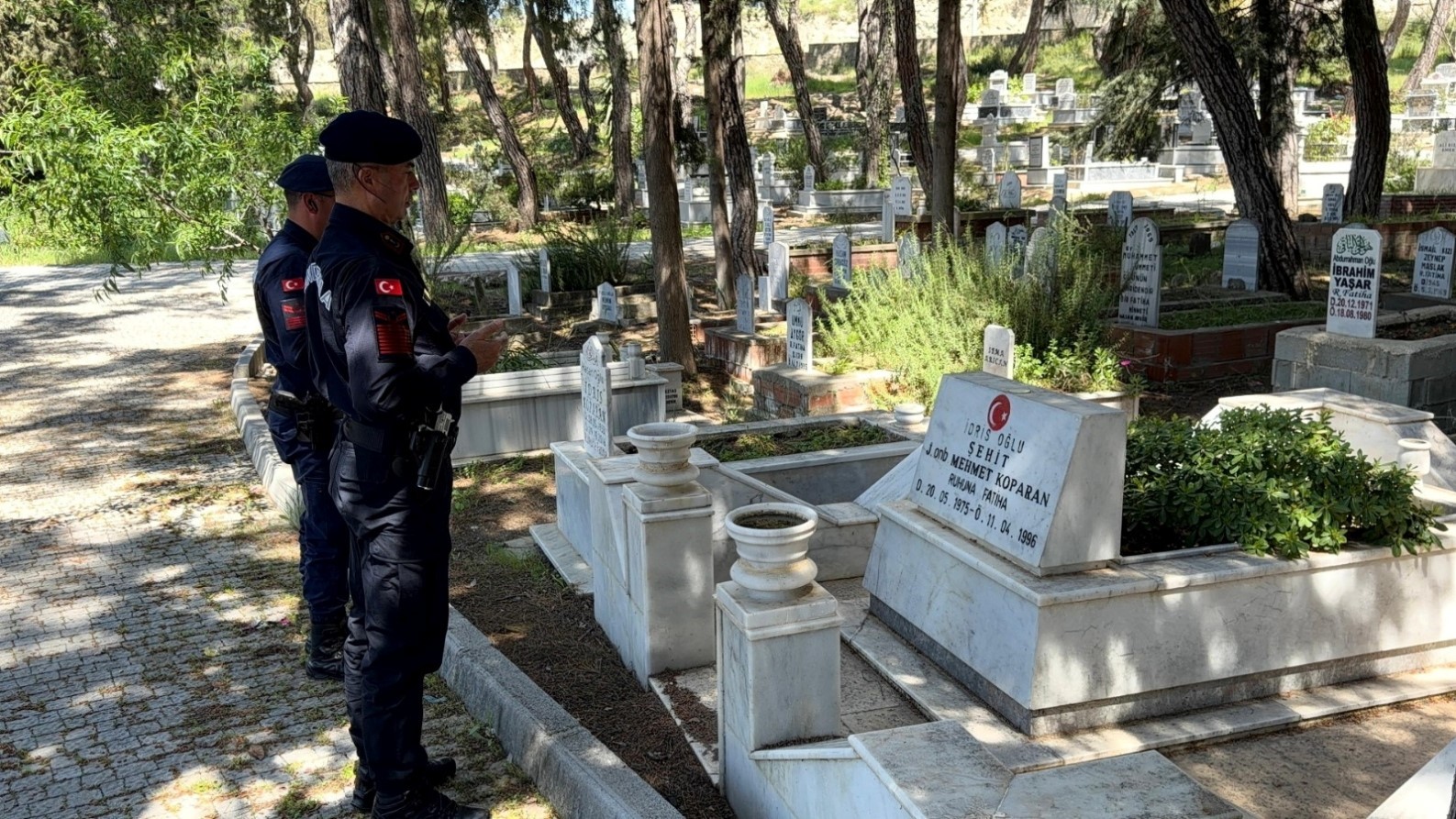 30 yıl önce şehit olan askerin silah arkadaşından şehit annesine duygulandıran ziyaret
30 yıl önce şehit olan askerin silah arkadaşından şehit annesine duygulandıran ziyaret