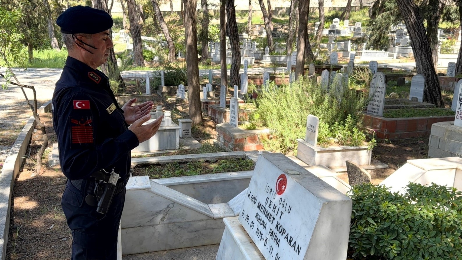 30 yıl önce şehit olan askerin silah arkadaşından şehit annesine duygulandıran ziyaret
30 yıl önce şehit olan askerin silah arkadaşından şehit annesine duygulandıran ziyaret