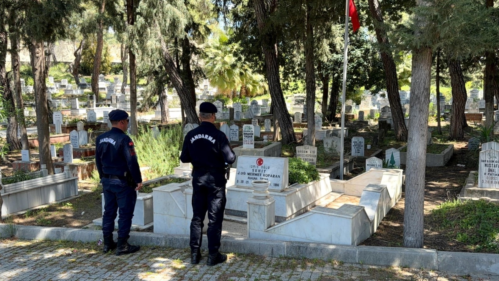 30 yıl önce şehit olan askerin silah arkadaşından şehit annesine duygulandıran ziyaret
30 yıl önce şehit olan askerin silah arkadaşından şehit annesine duygulandıran ziyaret