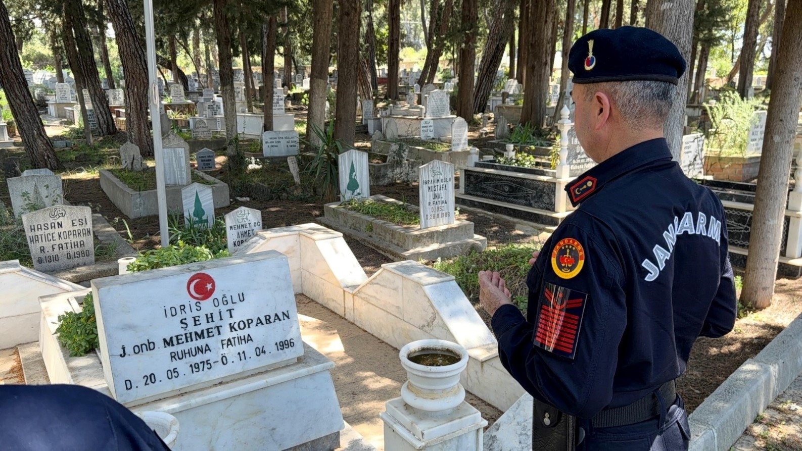 30 yıl önce şehit olan askerin silah arkadaşından şehit annesine duygulandıran ziyaret
30 yıl önce şehit olan askerin silah arkadaşından şehit annesine duygulandıran ziyaret
