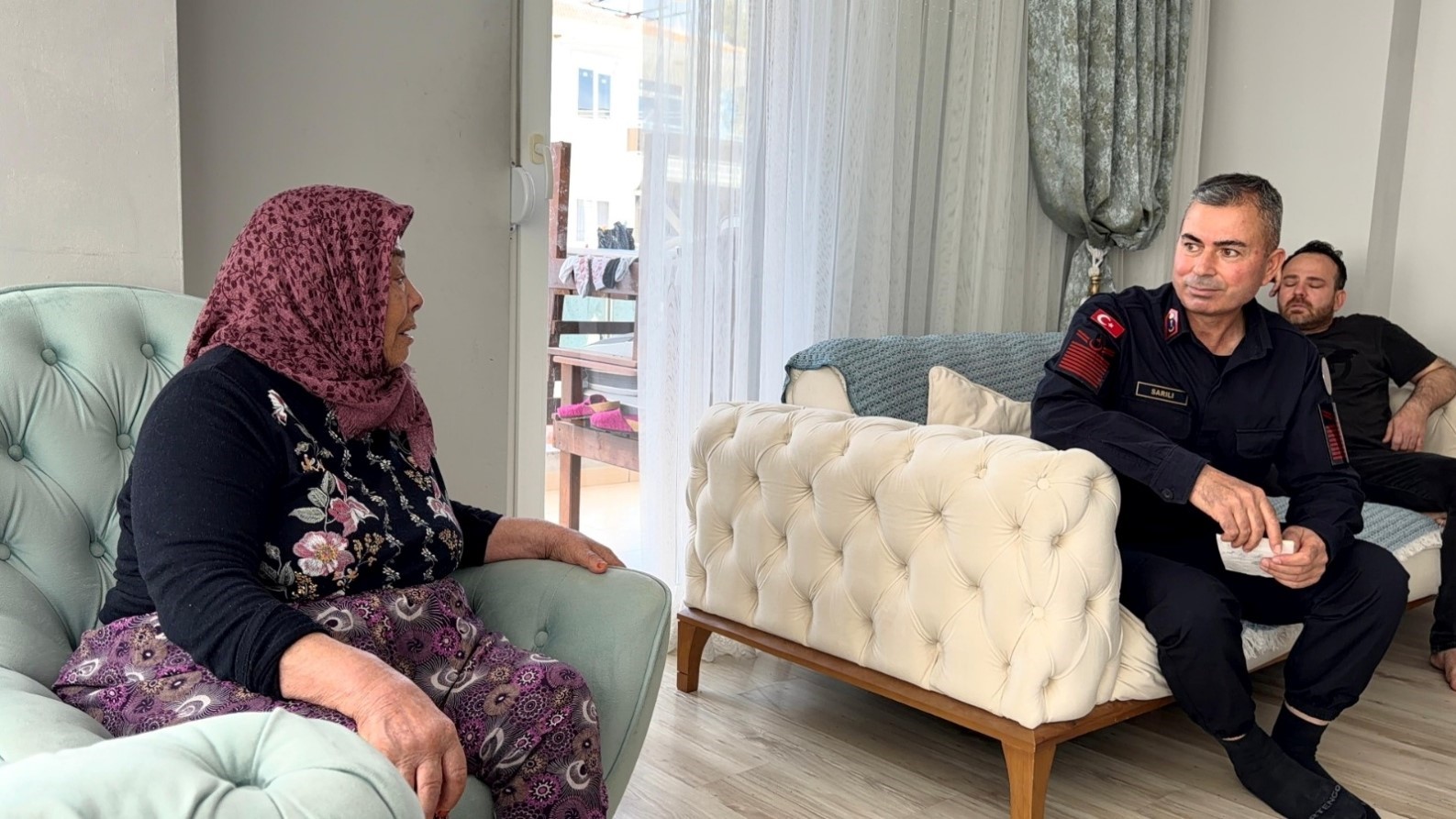 30 yıl önce şehit olan askerin silah arkadaşından şehit annesine duygulandıran ziyaret
30 yıl önce şehit olan askerin silah arkadaşından şehit annesine duygulandıran ziyaret