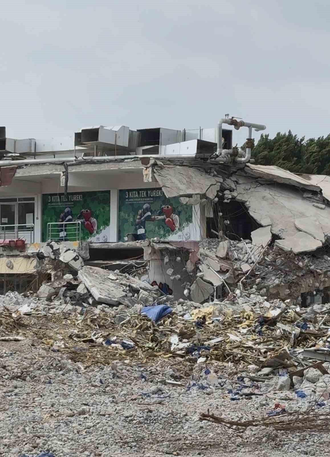 30 yıllık spor salonu yıkılıyor
