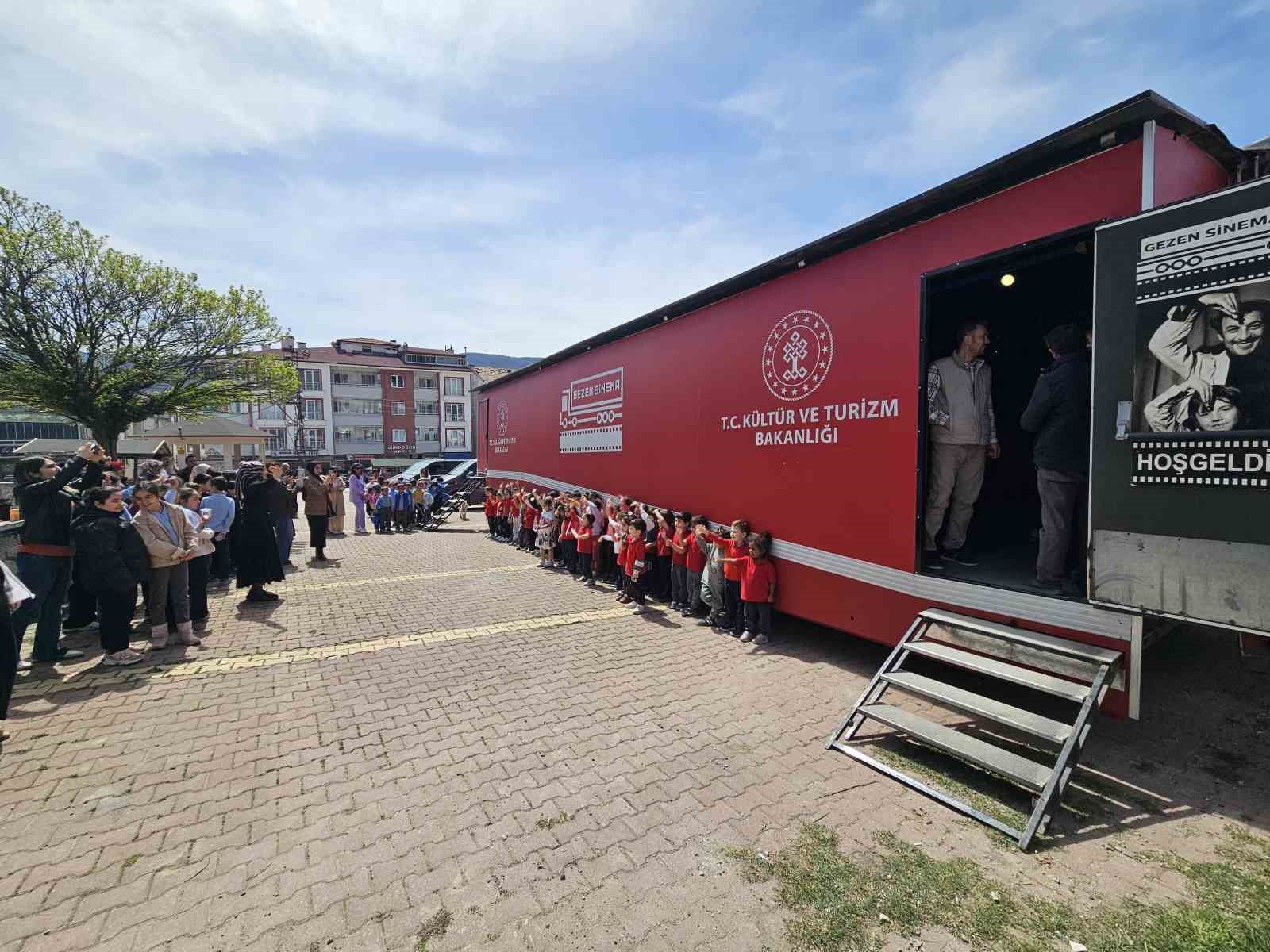 300 öğrenci tırda sinemayla buluştu
