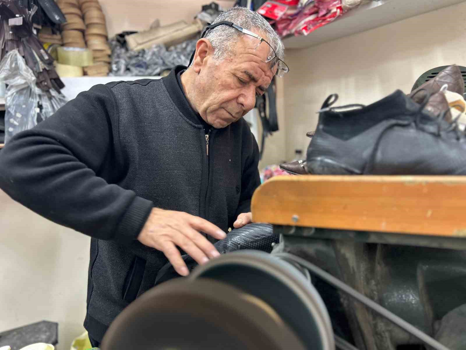32 yıllık ayakkabı ustasının çırak sitemi: "Eli kirlenmeyenin karnı tok olmaz"
