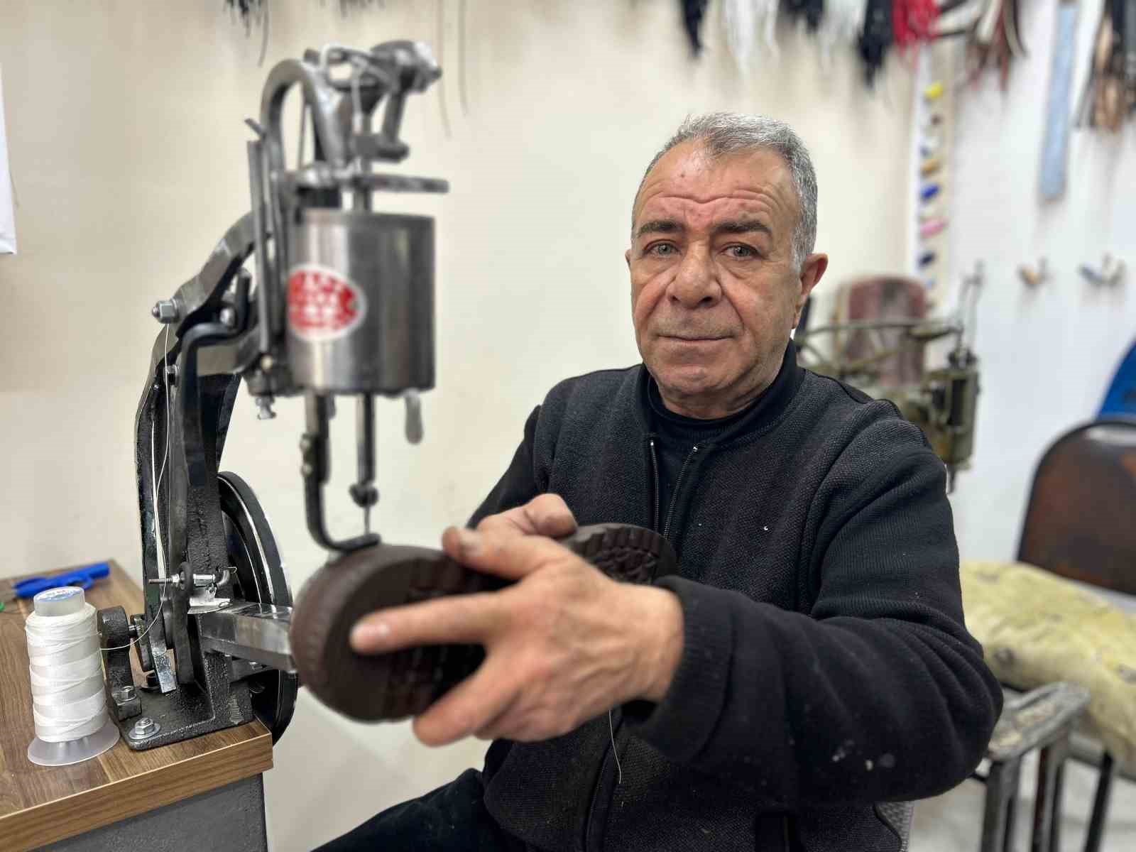 32 yıllık ayakkabı ustasının çırak sitemi: "Eli kirlenmeyenin karnı tok olmaz"
