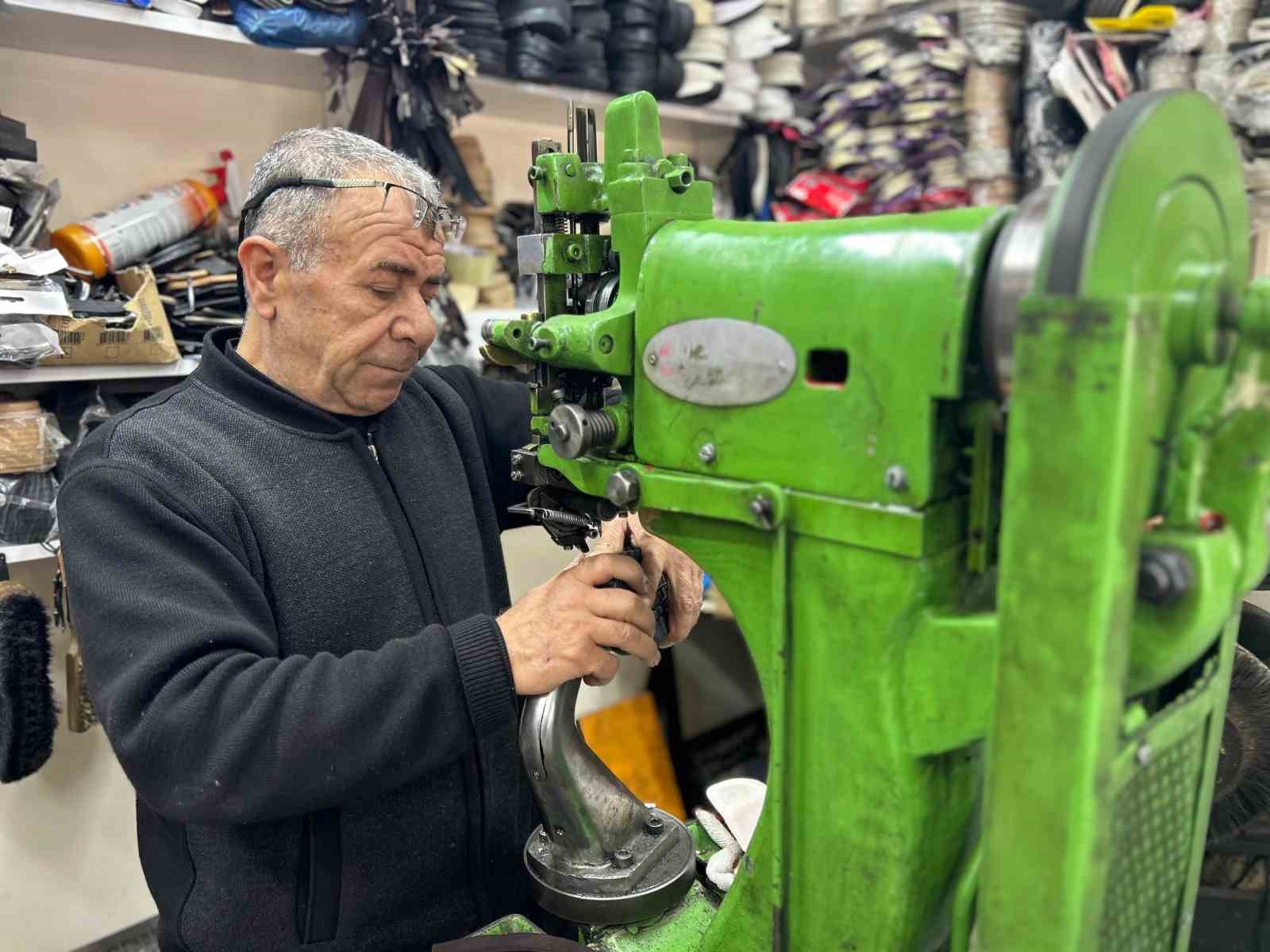 32 yıllık ayakkabı ustasının çırak sitemi: "Eli kirlenmeyenin karnı tok olmaz"
