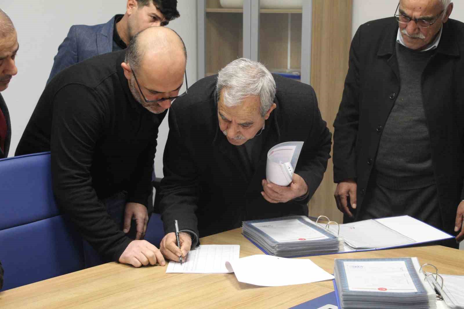 32 yıllık hasret sona erdi, Seslice köyü tapularına kavuştu
32 yıllık hasret sona erdi, Seslice köyü tapularına kavuştu