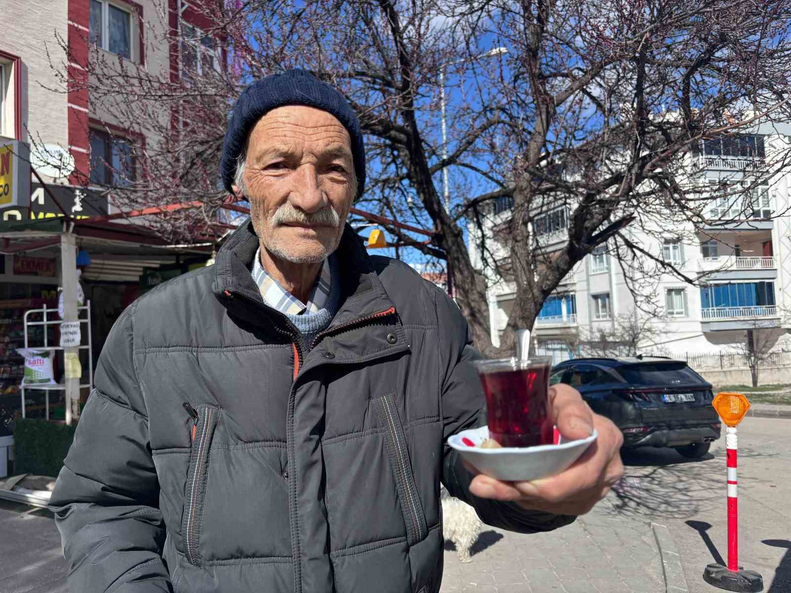 34 yıldır su içemeyen yaşlı adam: "Suya hasret kaldım, gülmeye hasret kaldım"
