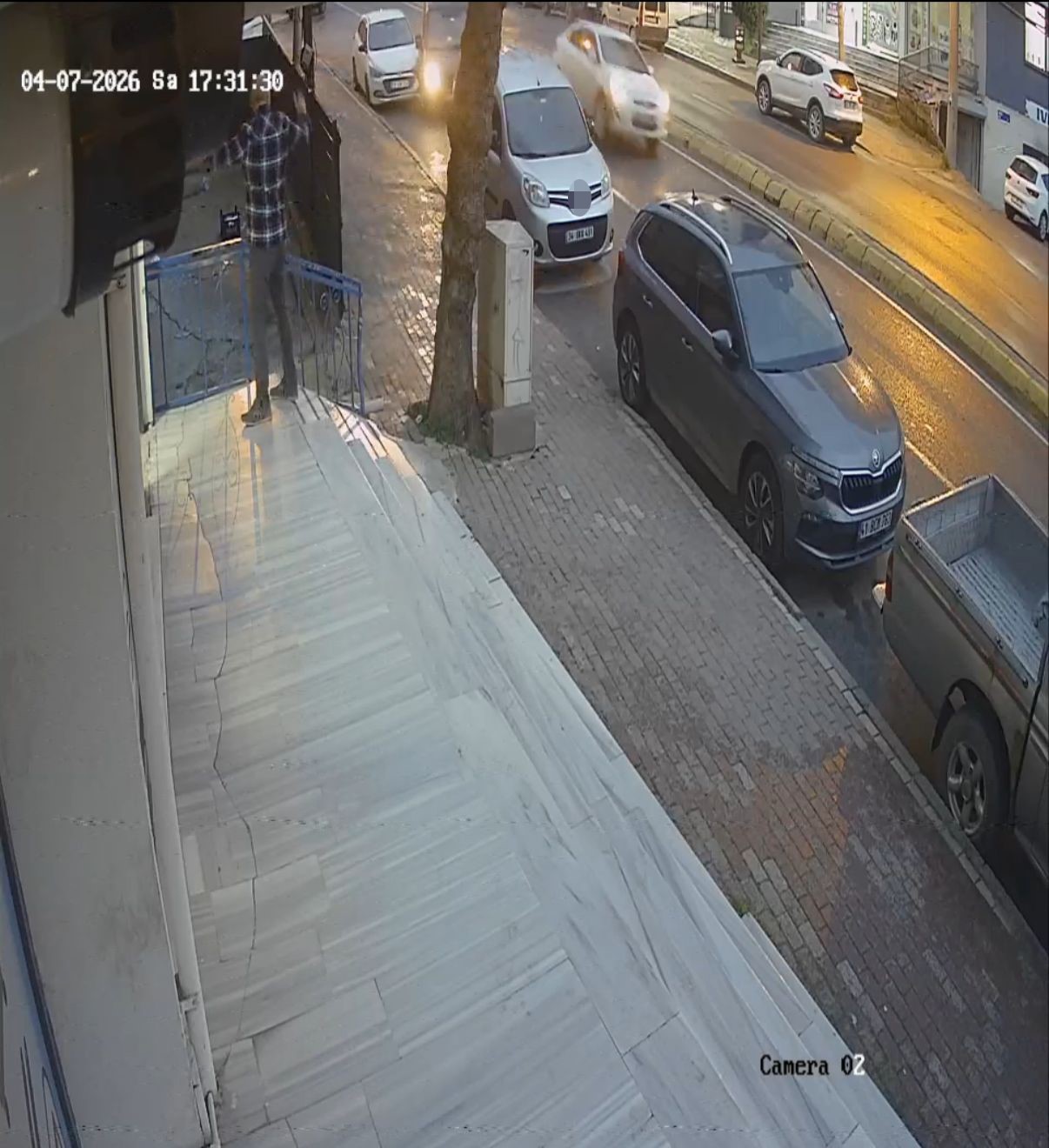 4 araca çarptı, hızını alamayıp markete daldı
