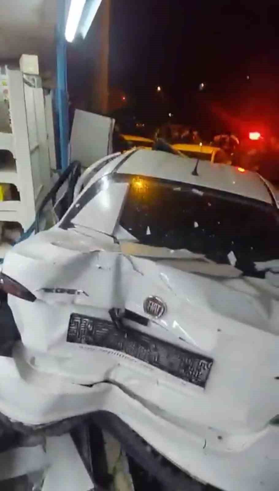 4 araca çarptı, hızını alamayıp markete daldı
