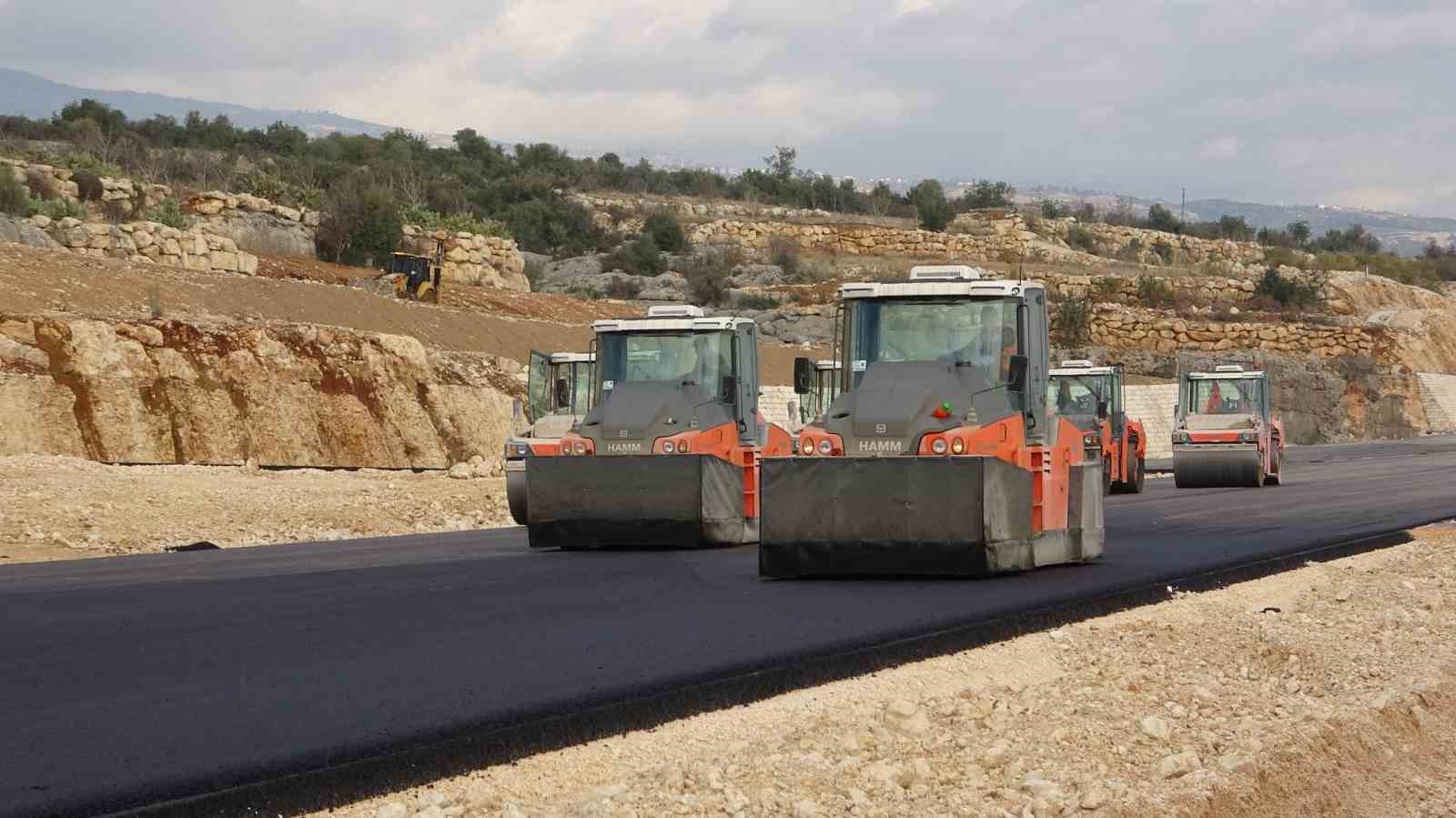 4 bin kişi çalışıyor yüzde 84’ü tamamlandı: Çeşmeli-Kızkalesi Otoyolu Mersin turizmine nefes aldıracak
4 bin kişi çalışıyor yüzde 84’ü tamamlandı: Çeşmeli-Kızkalesi Otoyolu Mersin turizmine nefes aldıracak