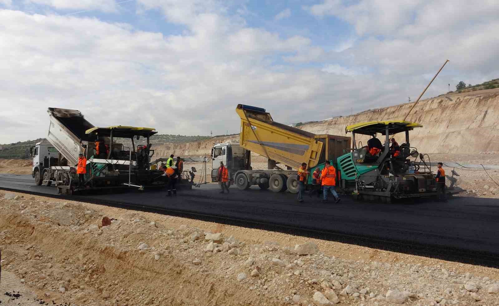4 bin kişi çalışıyor yüzde 84’ü tamamlandı: Çeşmeli-Kızkalesi Otoyolu Mersin turizmine nefes aldıracak
4 bin kişi çalışıyor yüzde 84’ü tamamlandı: Çeşmeli-Kızkalesi Otoyolu Mersin turizmine nefes aldıracak