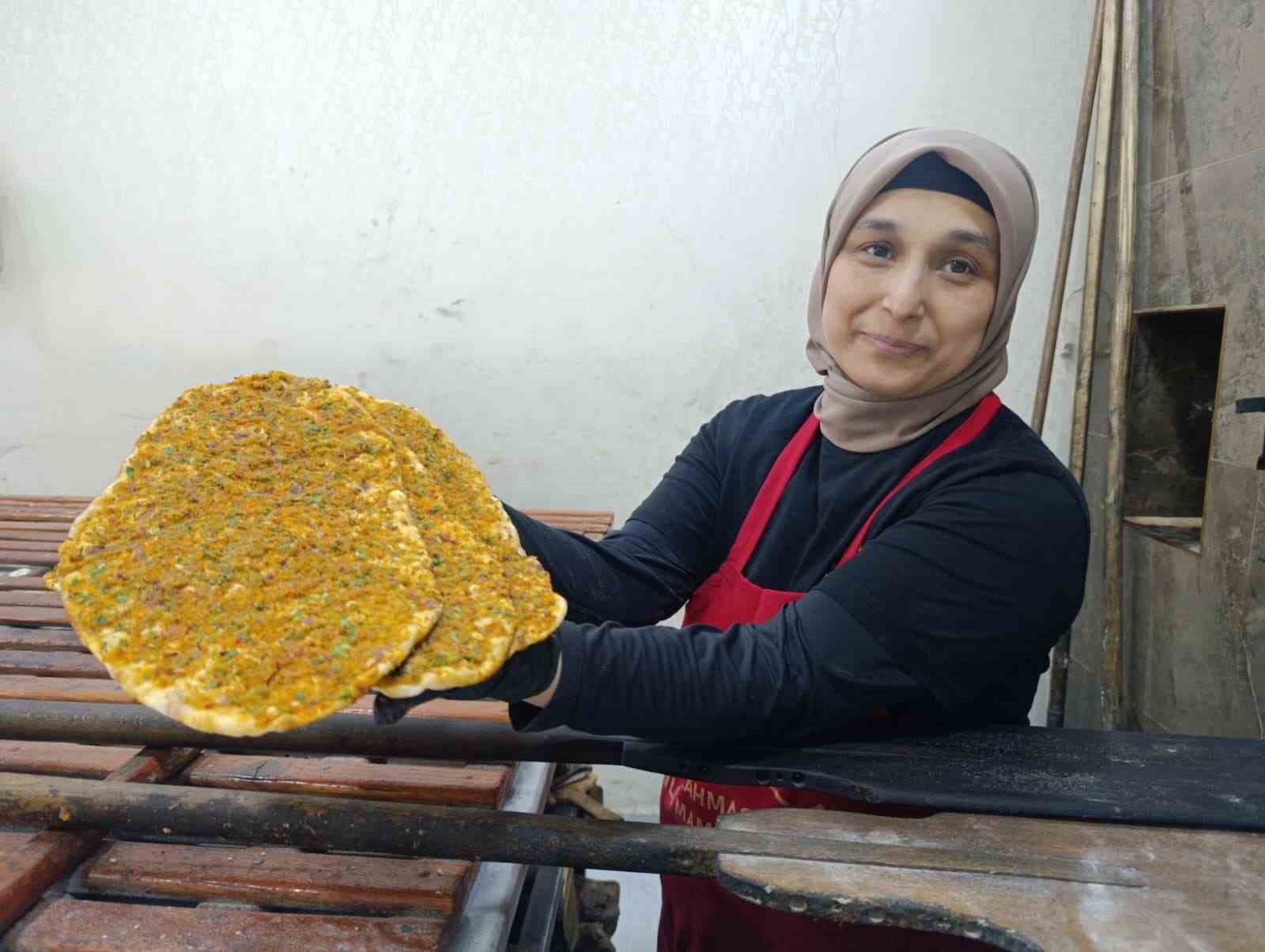 4 çocuk annesini gören şaşırıyor: Elinde küreği lahmacun ustalığı yapıyor
