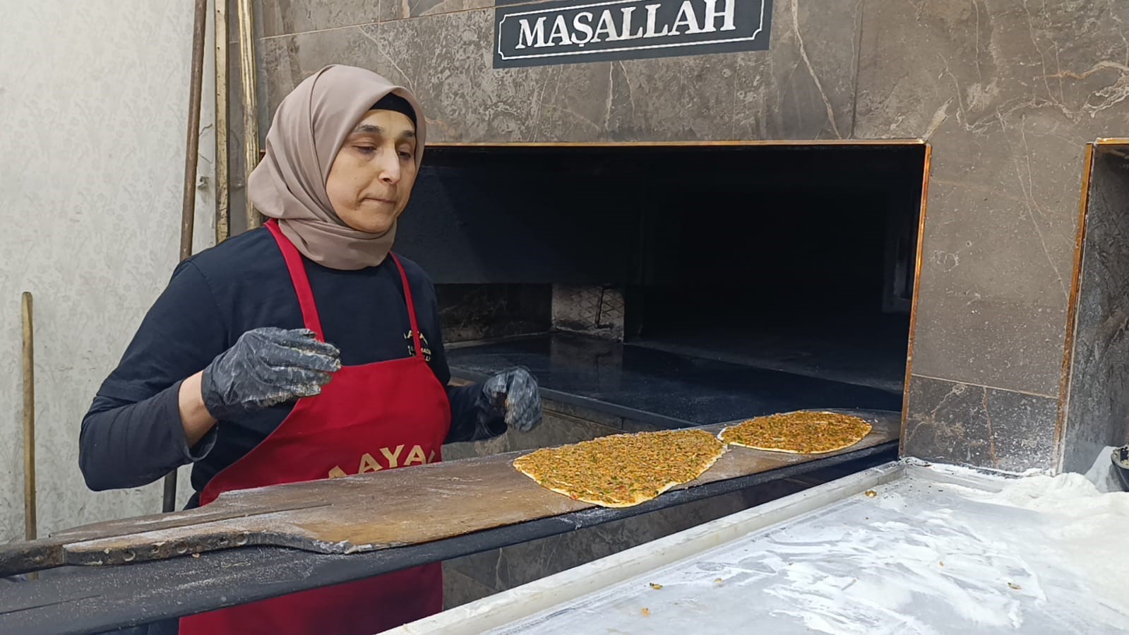 4 çocuk annesini gören şaşırıyor: Elinde küreği lahmacun ustalığı yapıyor
