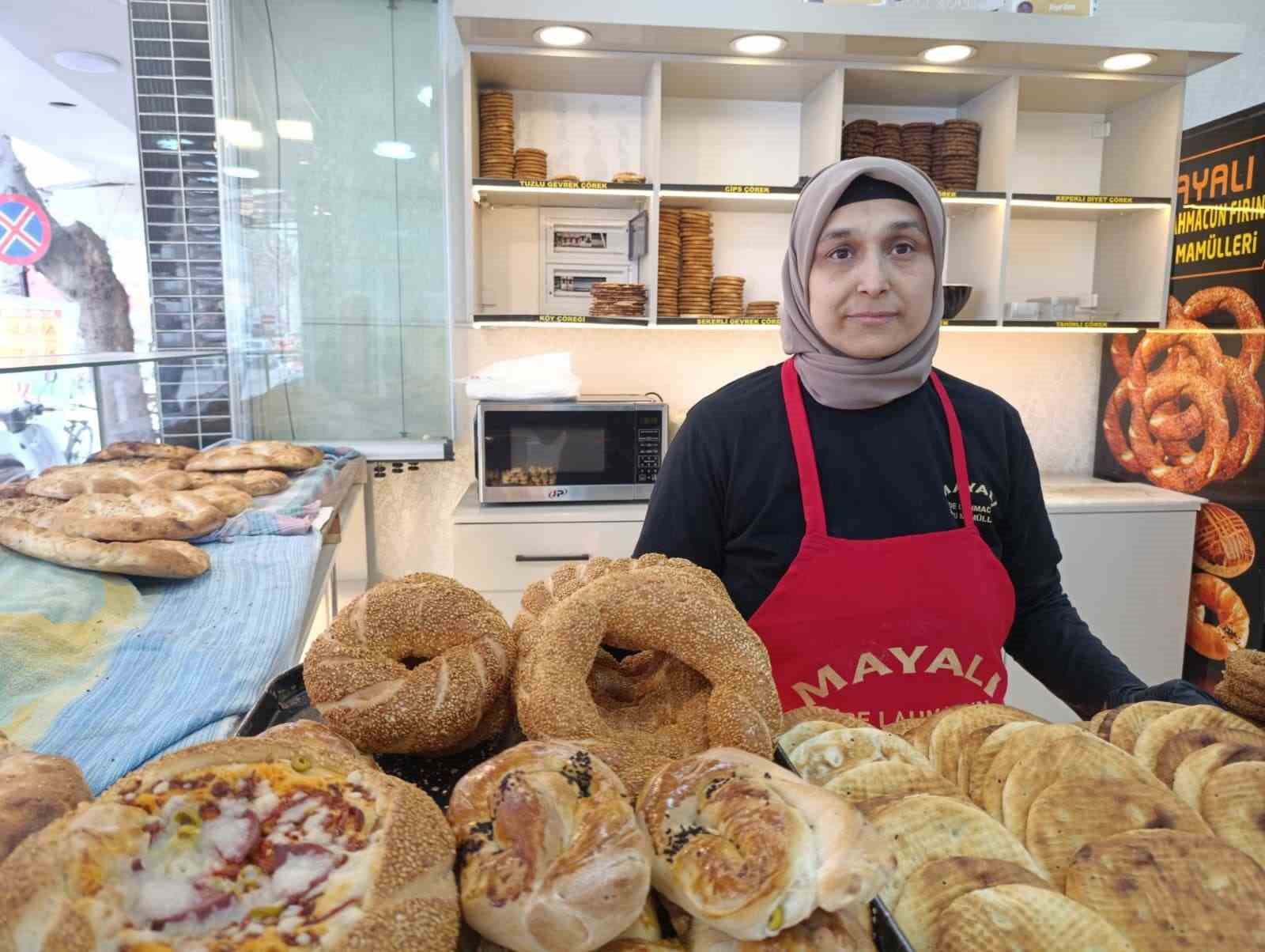4 çocuk annesini gören şaşırıyor: Elinde küreği lahmacun ustalığı yapıyor

