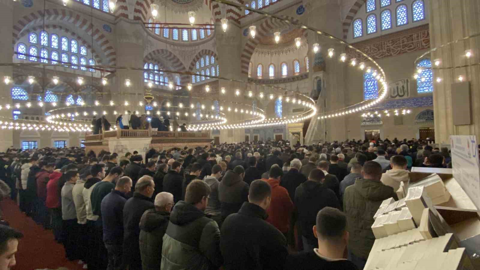 4 yıl aradan sonra Selimiye Camii’nde ilk cuma
