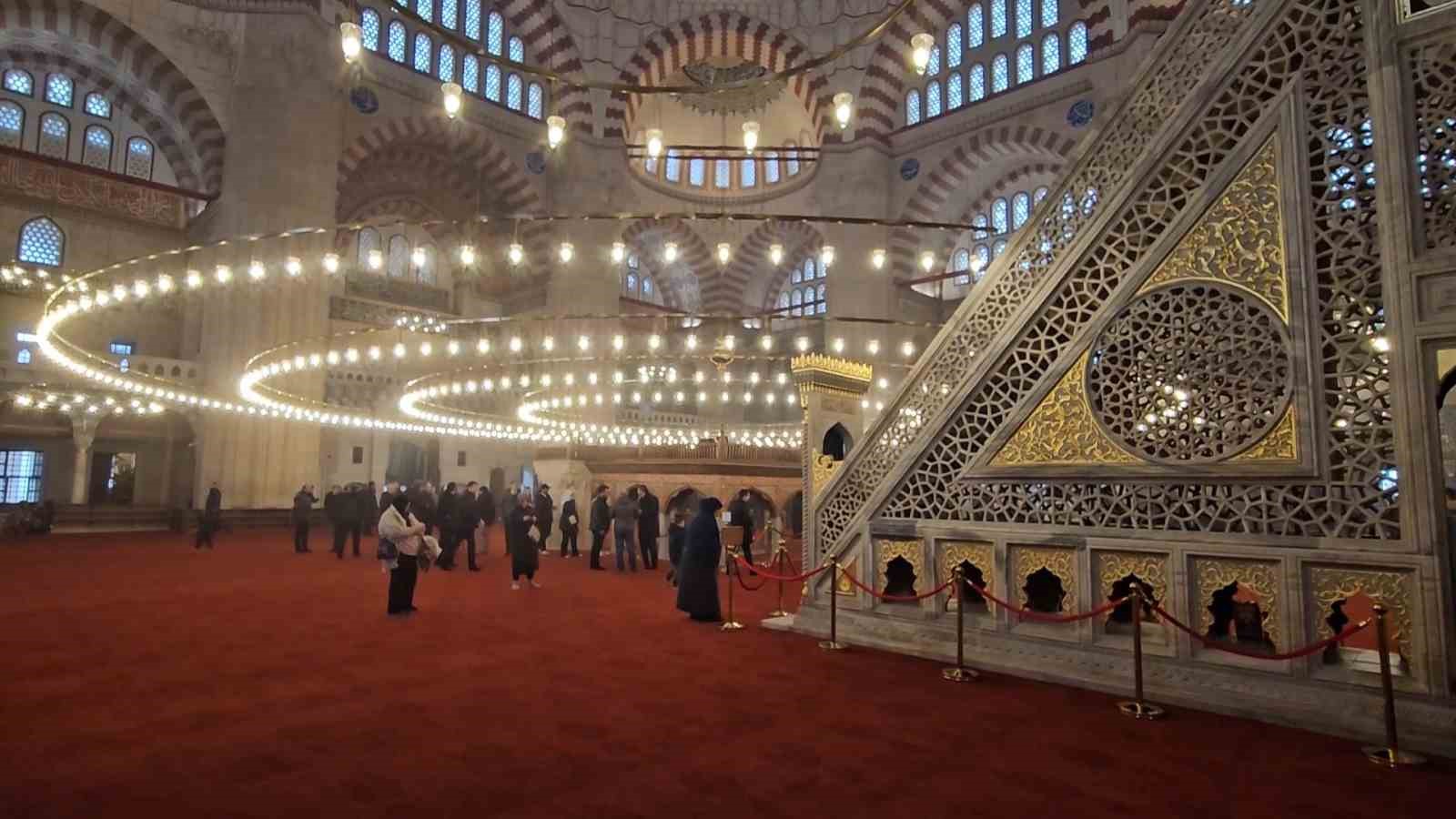 4 yıl aradan sonra Selimiye Camii’nde ilk namazda yangın
