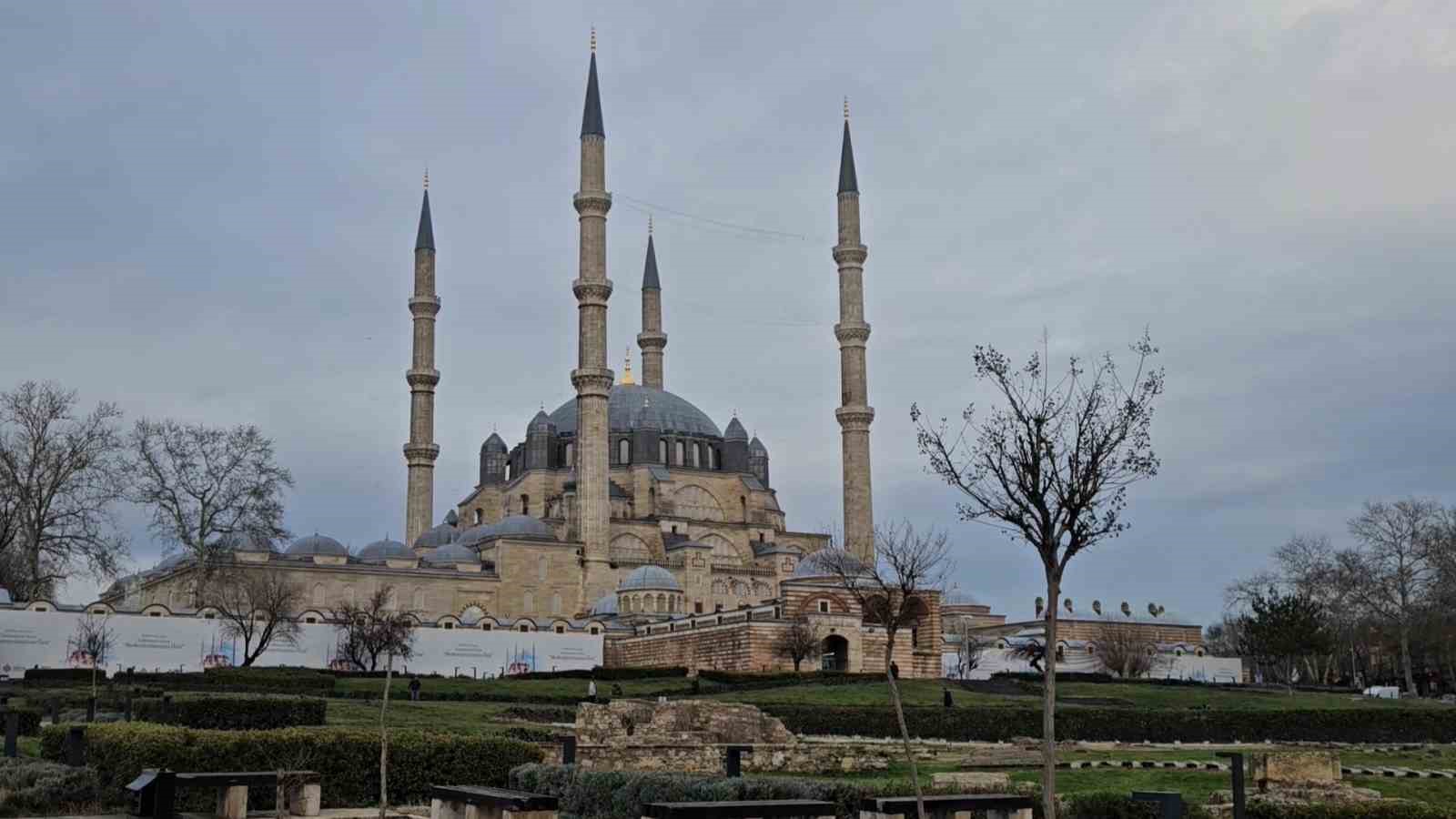 4 yıl aradan sonra Selimiye Camii’nde ilk namazda yangın
