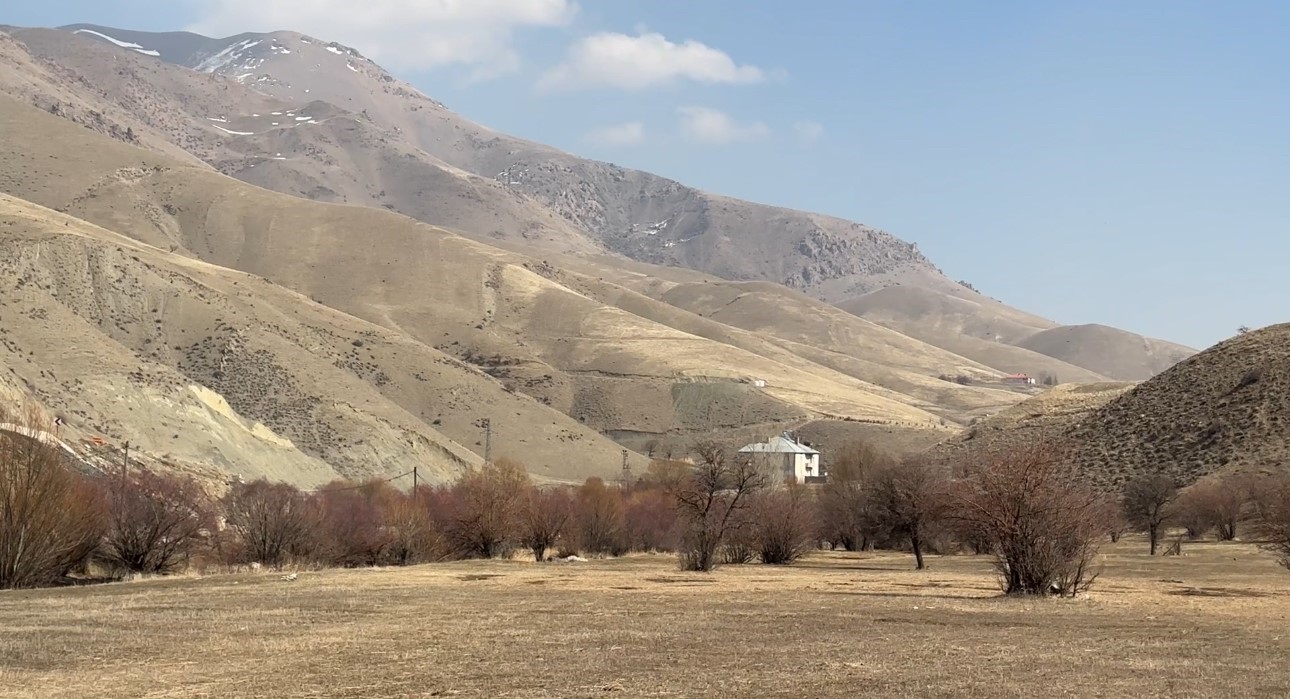 40 kilometre arayla iki mevsim: Yüksekova’da kar, Esendere’de bahar mesaisi
