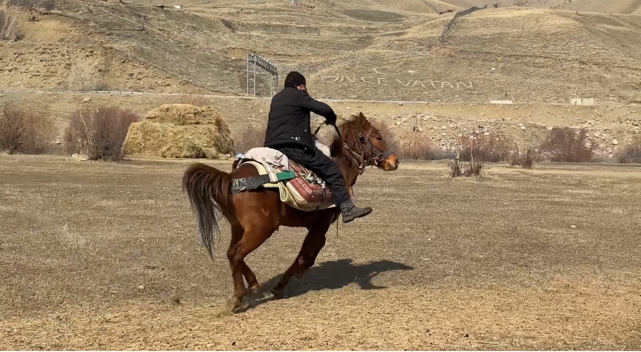 40 kilometre arayla iki mevsim: Yüksekova’da kar, Esendere’de bahar mesaisi
