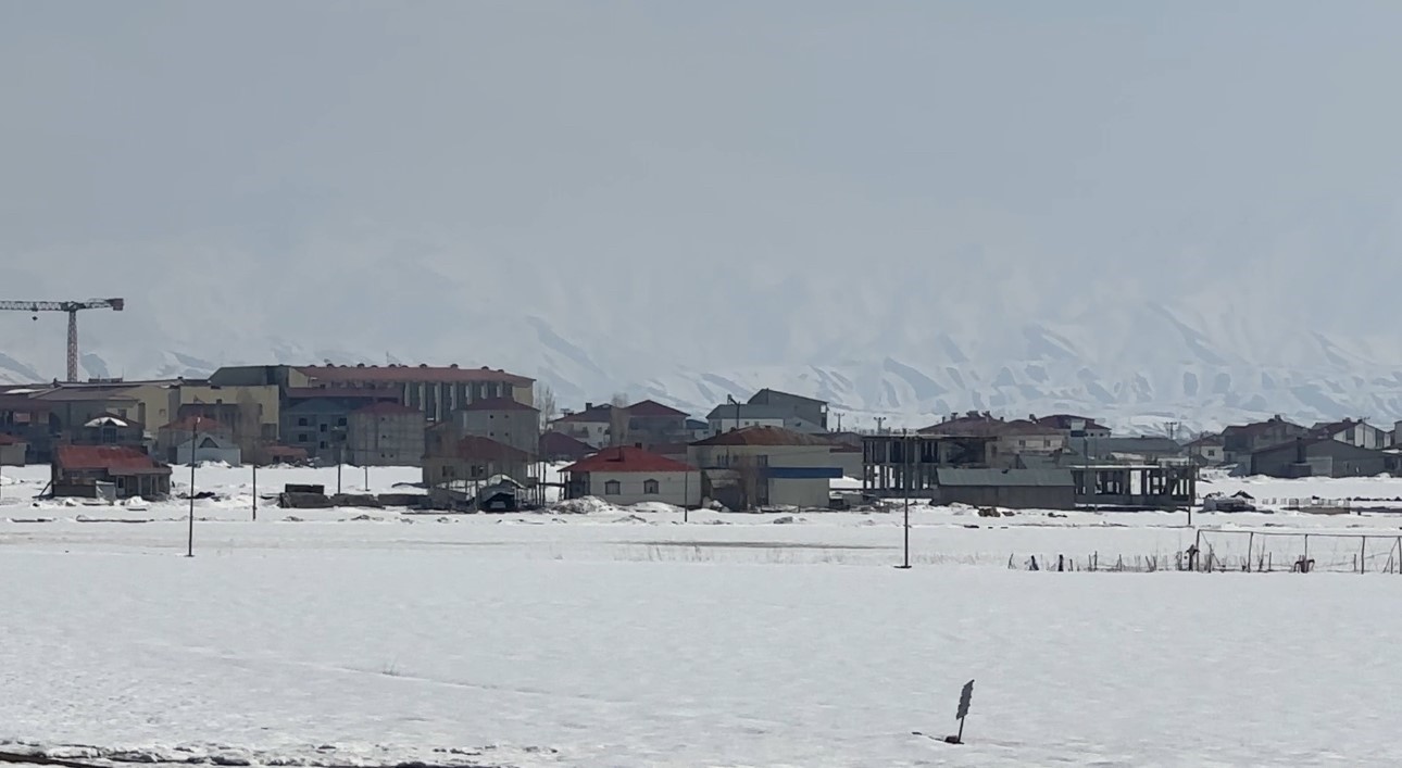 40 kilometre arayla iki mevsim: Yüksekova’da kar, Esendere’de bahar mesaisi
