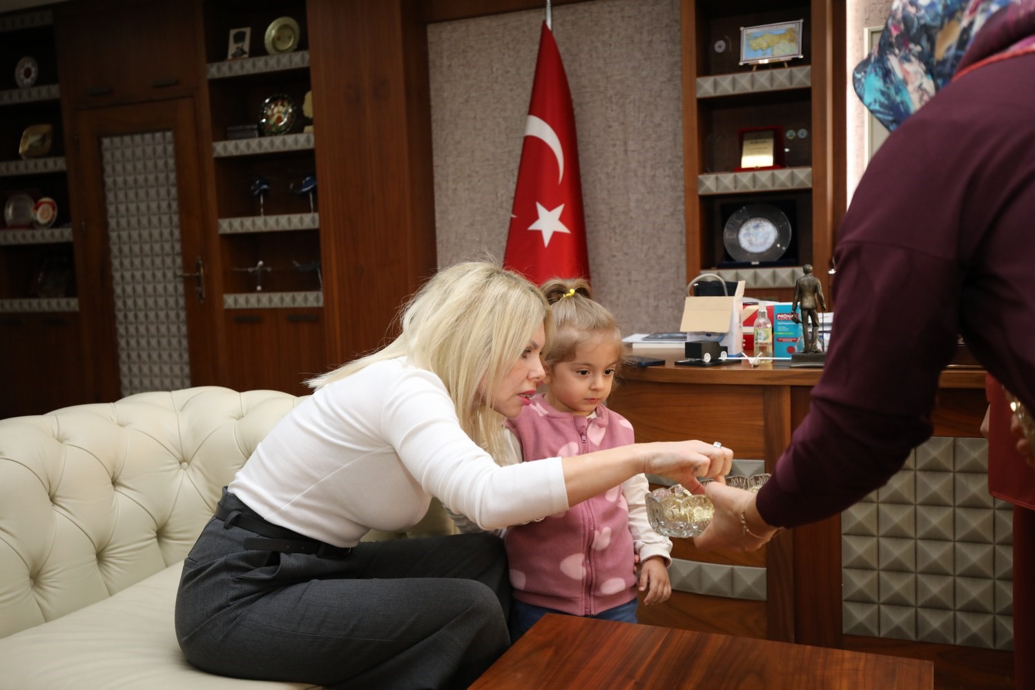 40 kişilik ekiple 8,5 saat operasyonla kadavradan rahim nakledilmişti, ismini aldığı rektörle bir araya geldi
