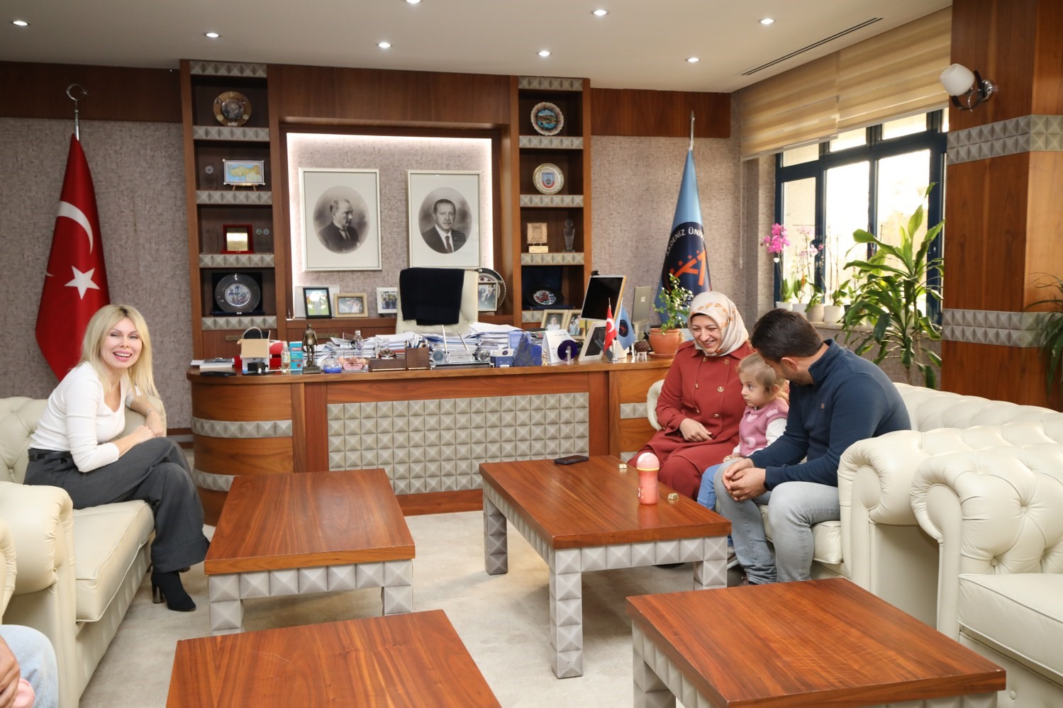 40 kişilik ekiple 8,5 saat operasyonla kadavradan rahim nakledilmişti, ismini aldığı rektörle bir araya geldi
