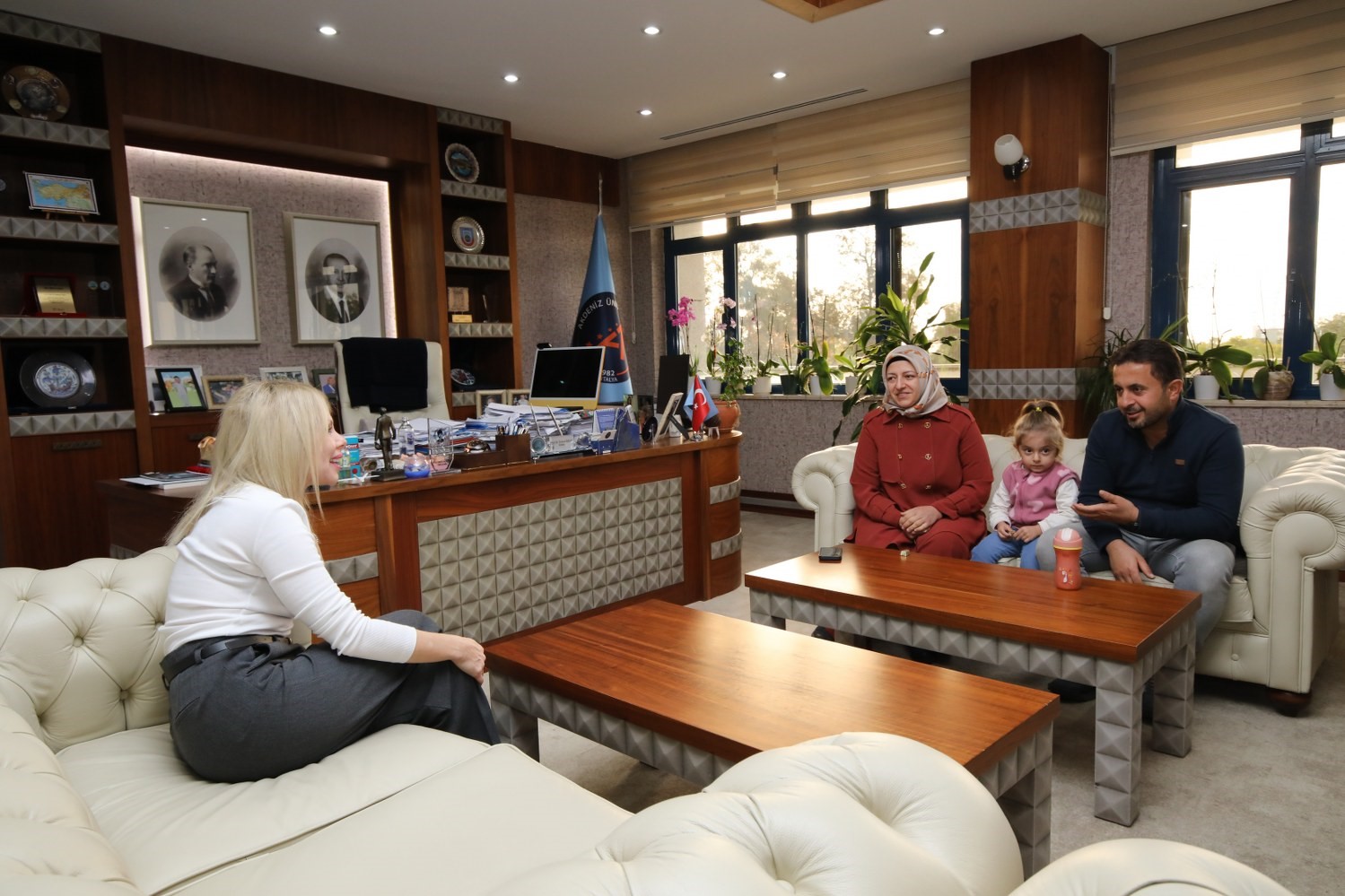 40 kişilik ekiple 8,5 saat operasyonla kadavradan rahim nakledilmişti, ismini aldığı rektörle bir araya geldi
