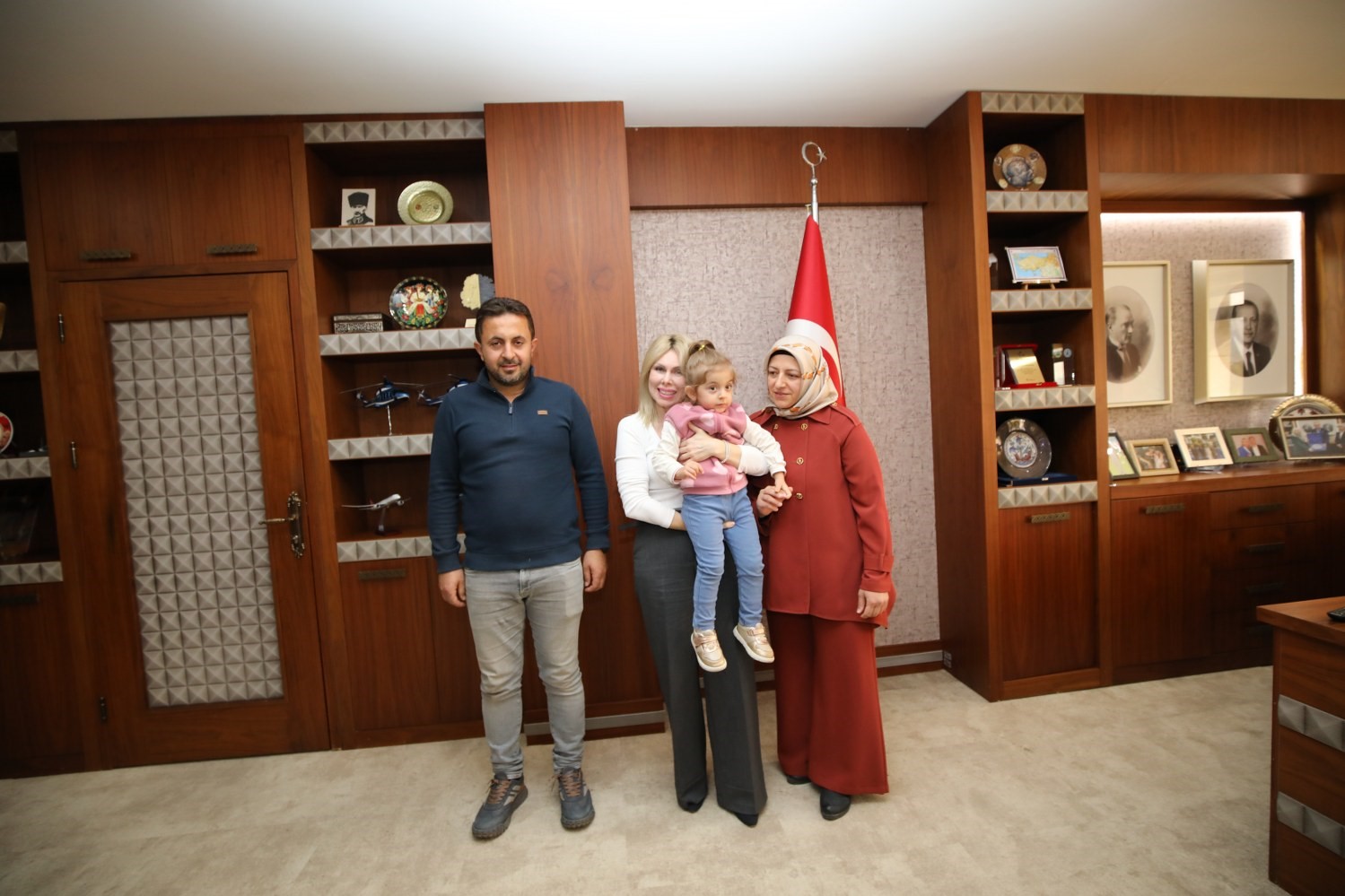 40 kişilik ekiple 8,5 saat operasyonla kadavradan rahim nakledilmişti, ismini aldığı rektörle bir araya geldi
