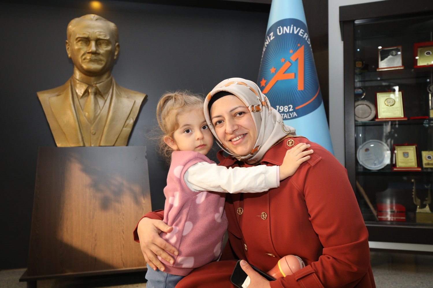 40 kişilik ekiple 8,5 saat operasyonla kadavradan rahim nakledilmişti, ismini aldığı rektörle bir araya geldi
