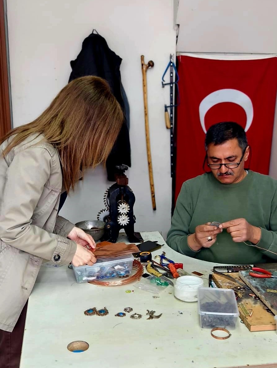 40 yıldır altın, gümüş ve bakıra ateşle şekil veriyor
