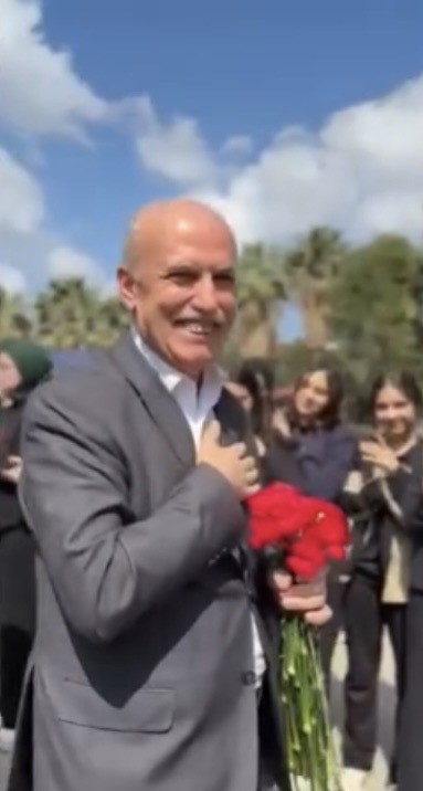 40 yıllık Arapça öğretmeni ilahilerle emekliliğe uğurlandı
