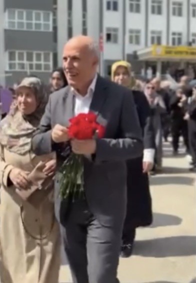 40 yıllık Arapça öğretmeni ilahilerle emekliliğe uğurlandı
