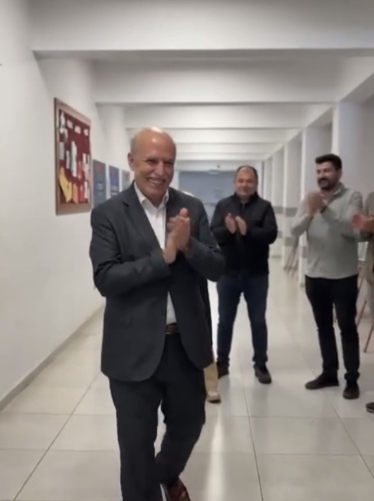 40 yıllık Arapça öğretmeni ilahilerle emekliliğe uğurlandı
