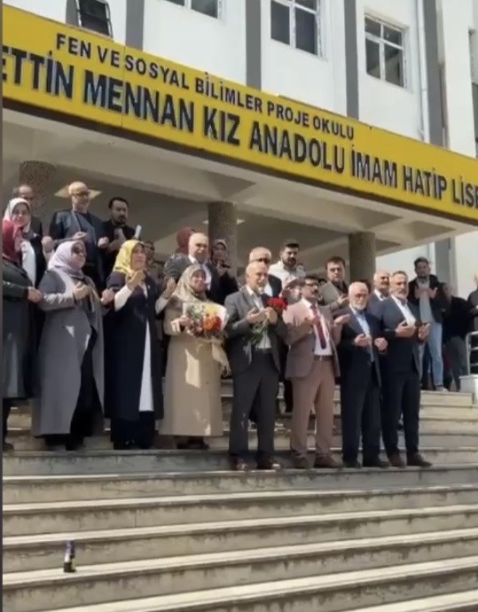 40 yıllık Arapça öğretmeni ilahilerle emekliliğe uğurlandı
