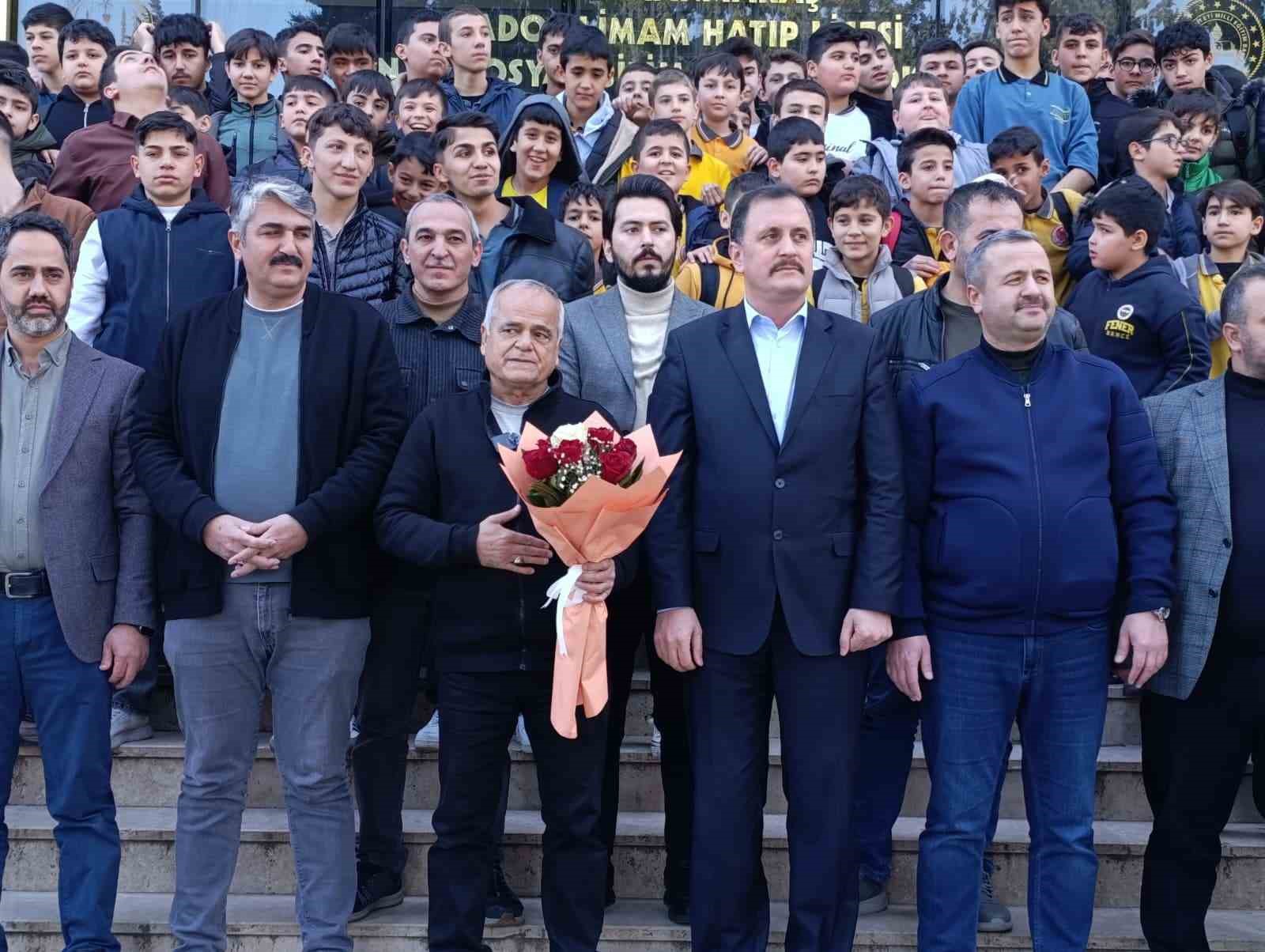 40 yıllık öğretmen duygusal törenle emekliye uğurlandı
40 yıllık öğretmen duygusal törenle emekliye uğurlandı