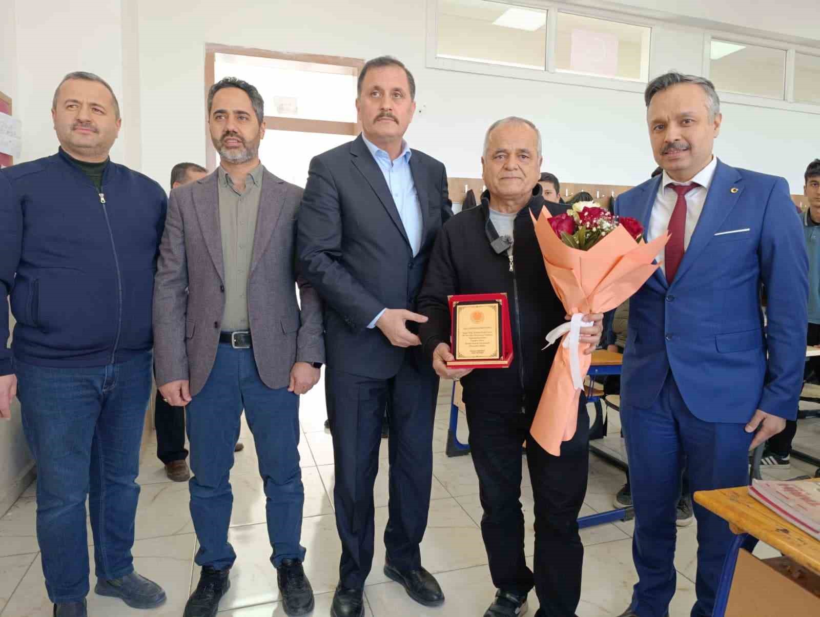 40 yıllık öğretmen duygusal törenle emekliye uğurlandı
40 yıllık öğretmen duygusal törenle emekliye uğurlandı