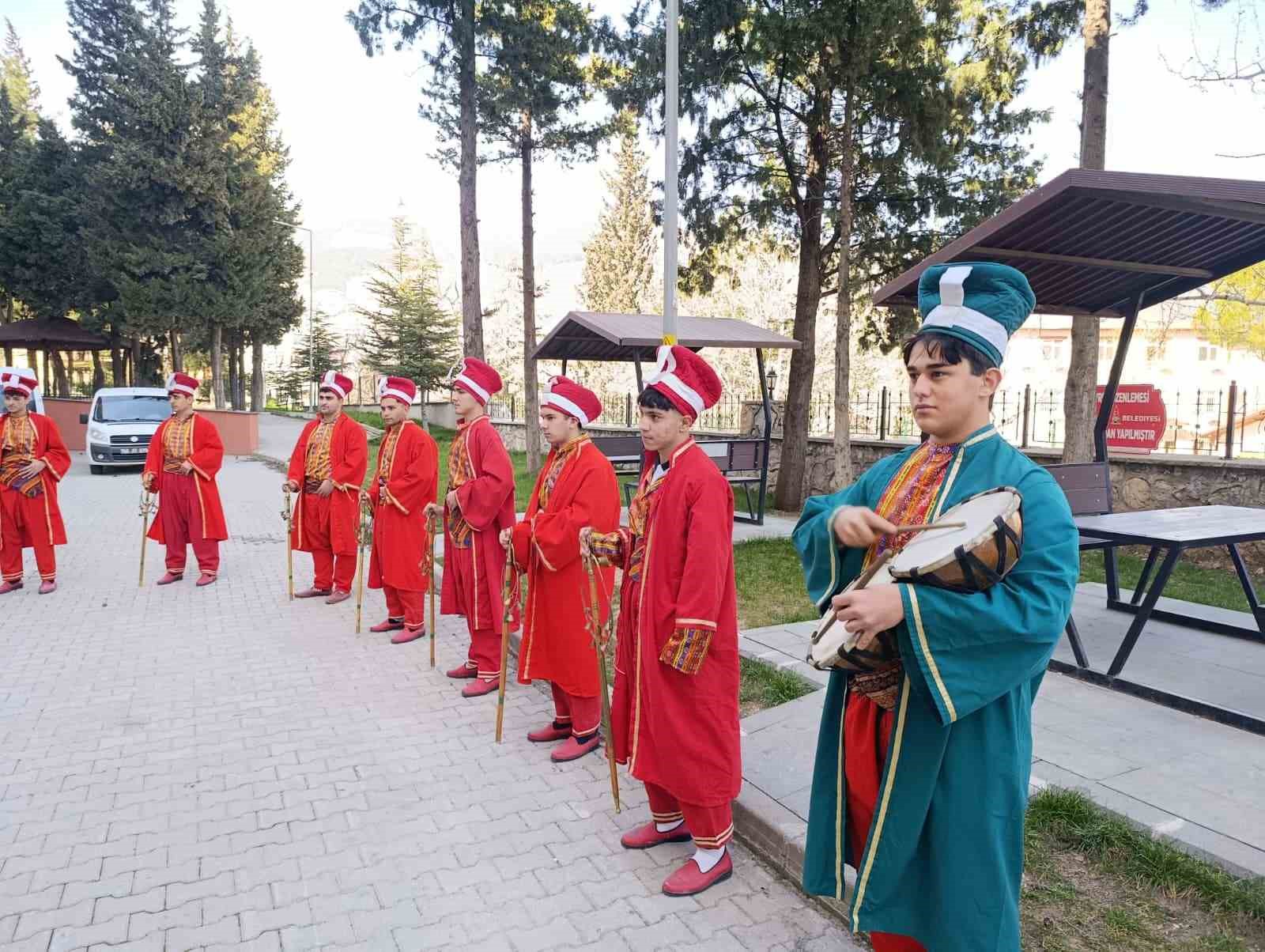 40 yıllık öğretmen duygusal törenle emekliye uğurlandı
40 yıllık öğretmen duygusal törenle emekliye uğurlandı