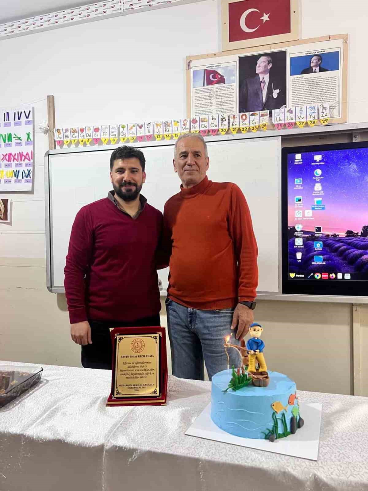 40 yıllık öğretmenlik hayatını güllerle uğurlanarak noktaladı
