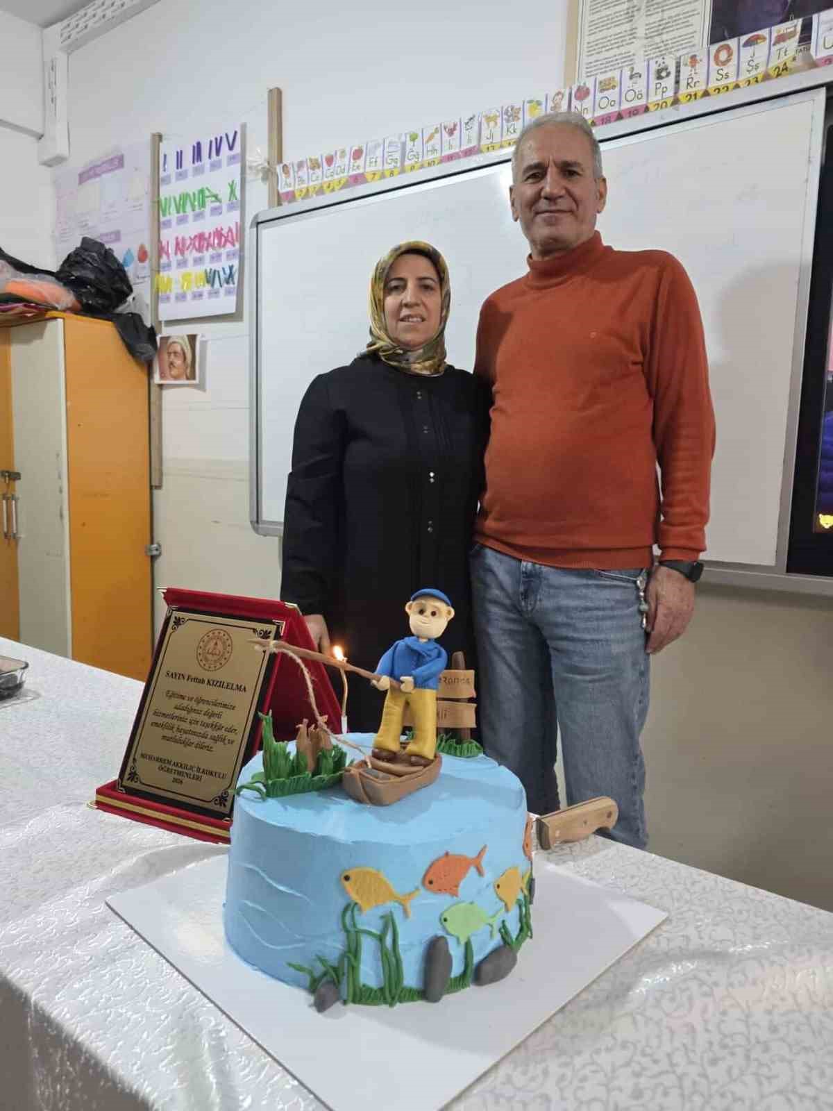 40 yıllık öğretmenlik hayatını güllerle uğurlanarak noktaladı
